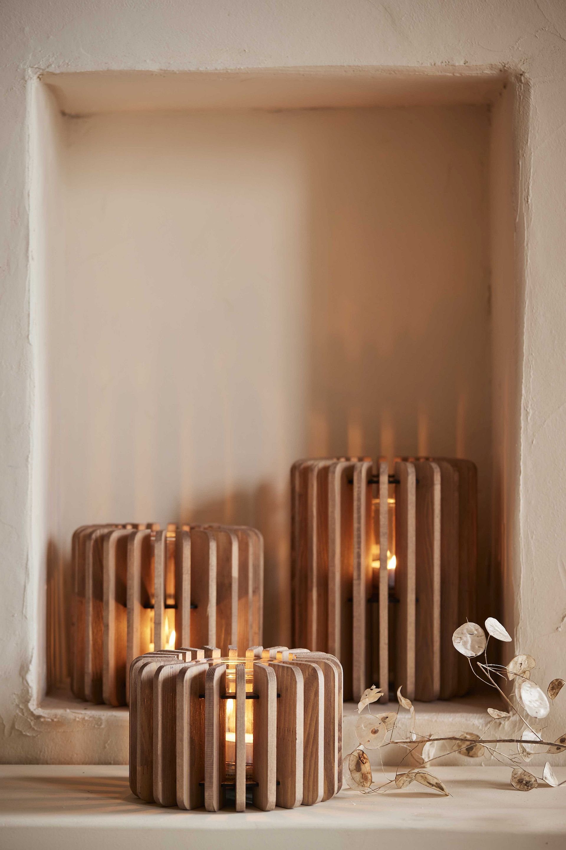 Small-Preis Windlicht aus Holz in extravaganter Form mit Glaseinsatz günstig online kaufen