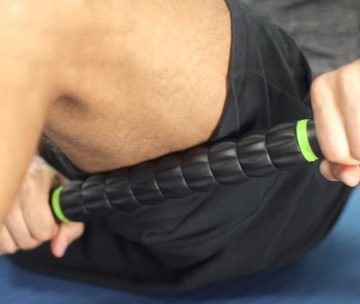 LENBEST Massagegerät Massageroller Muskel Roller Stick 45cm mit ergonomischen Griffe, ultraportabel Massagegerät für Myofasziale Therapie, Selbstmassage