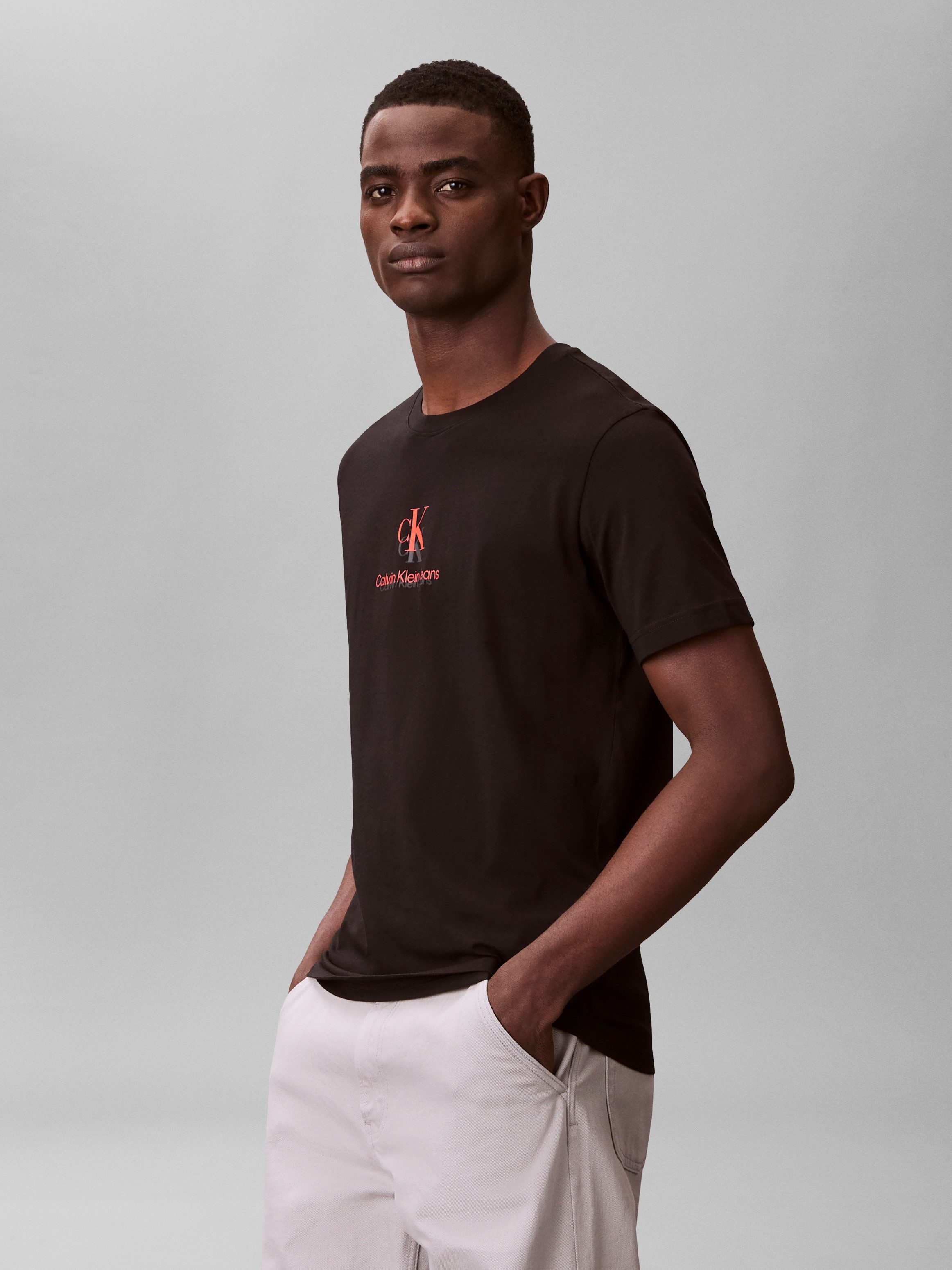 Calvin Klein Jeans T-Shirt Rundhalsausschnitt, Regular Fit, 2-farbiger Logoschriftzug