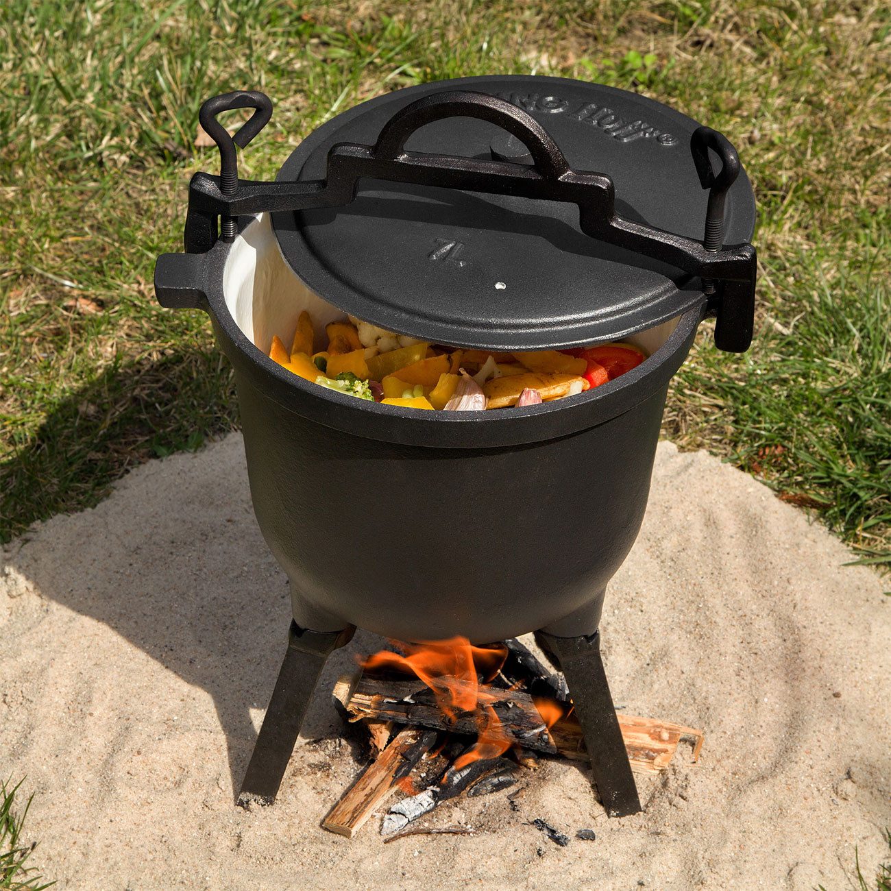 King Hoff Suppentopf Gusseisen-Campingtopf 7L: Outdoor-Lagerfeuertopf schwarz mit Deckel, Ideal für Camping, Ferienfreizeiten und Outdoor-Abenteuer geeignet.