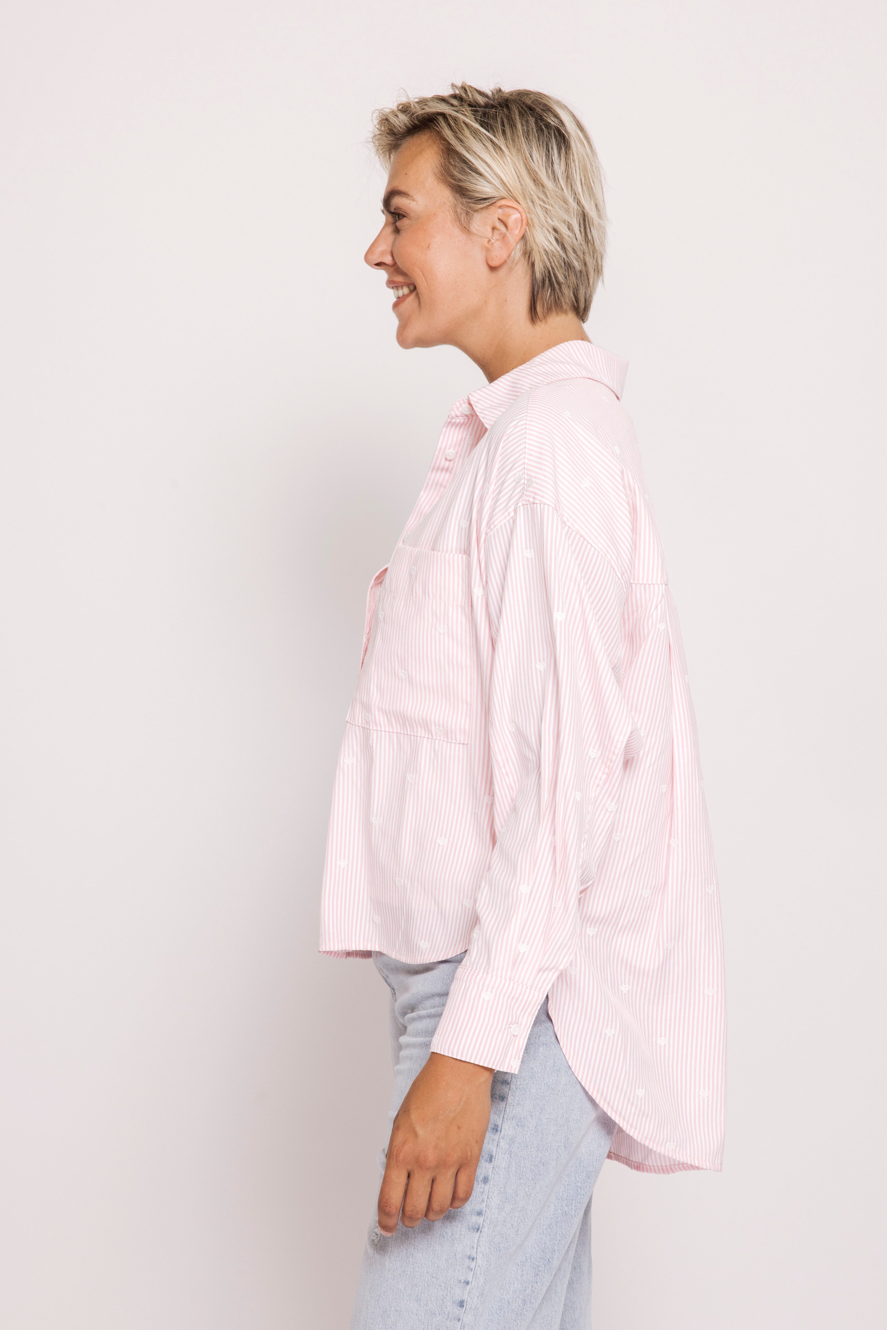 Zhrill Langarmbluse ZHLUCY Ringelbluse mit Stickerei lässige Passform, mit Ringellook, mit Brusttaschen, mit Knopfleiste – Bild 3 von 3