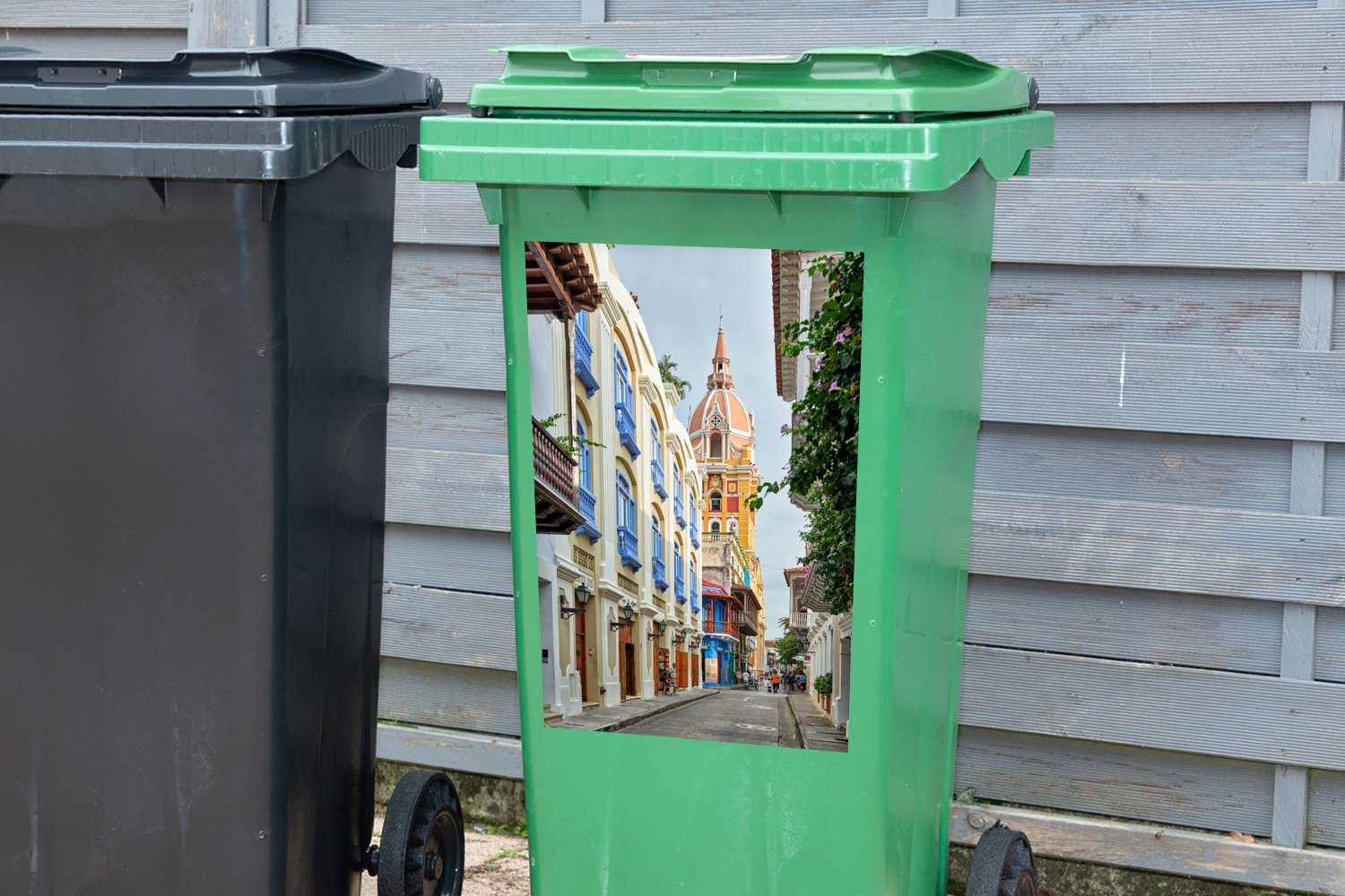 Sticker, St), Wandsticker MuchoWow Abfalbehälter (1 hinter Häusern der von Cartagena Altstadt Mülleimer-aufkleber, Kathedrale den Mülltonne, Container,