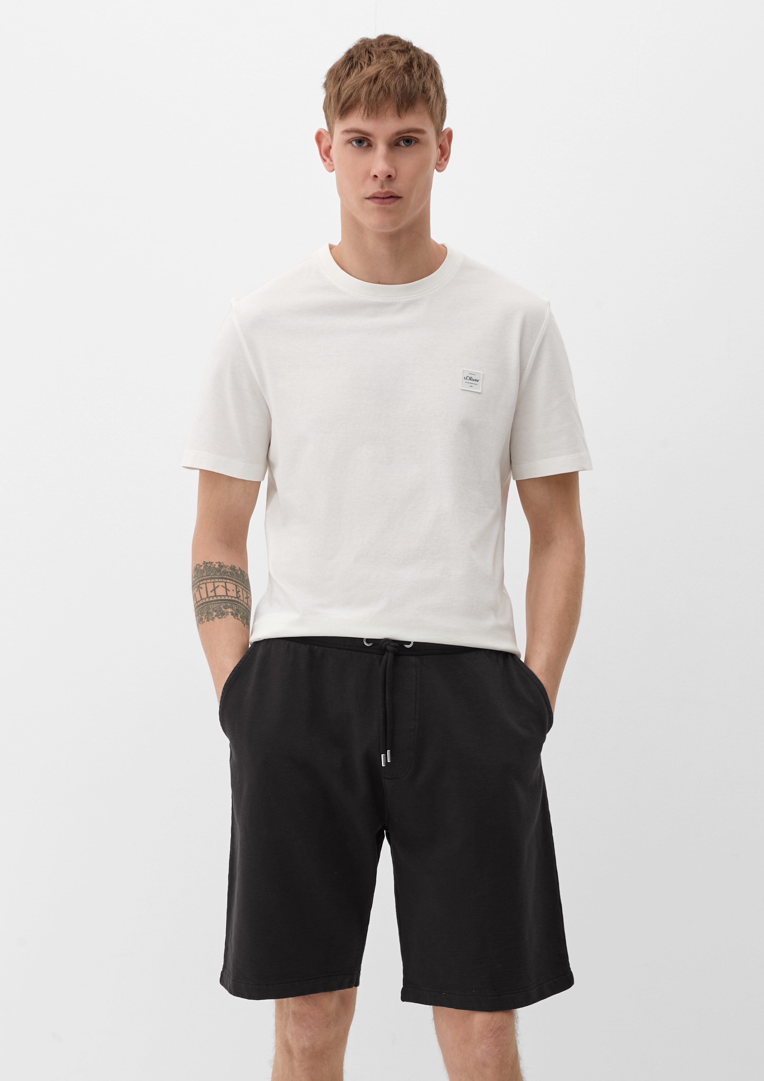 s.Oliver Bermudas Relaxed: Sweatpants mit Durchzugkordel, Label-Patch Dye, Elastikbund schwarz Garment