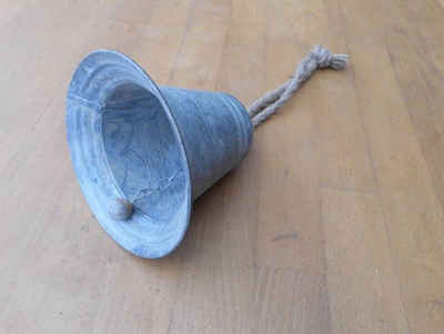 Deko-Impression Hängedekoration Deko-Glocke Glockenschelle, Zinkblech grau Seilkordel 14 cm (1 St)