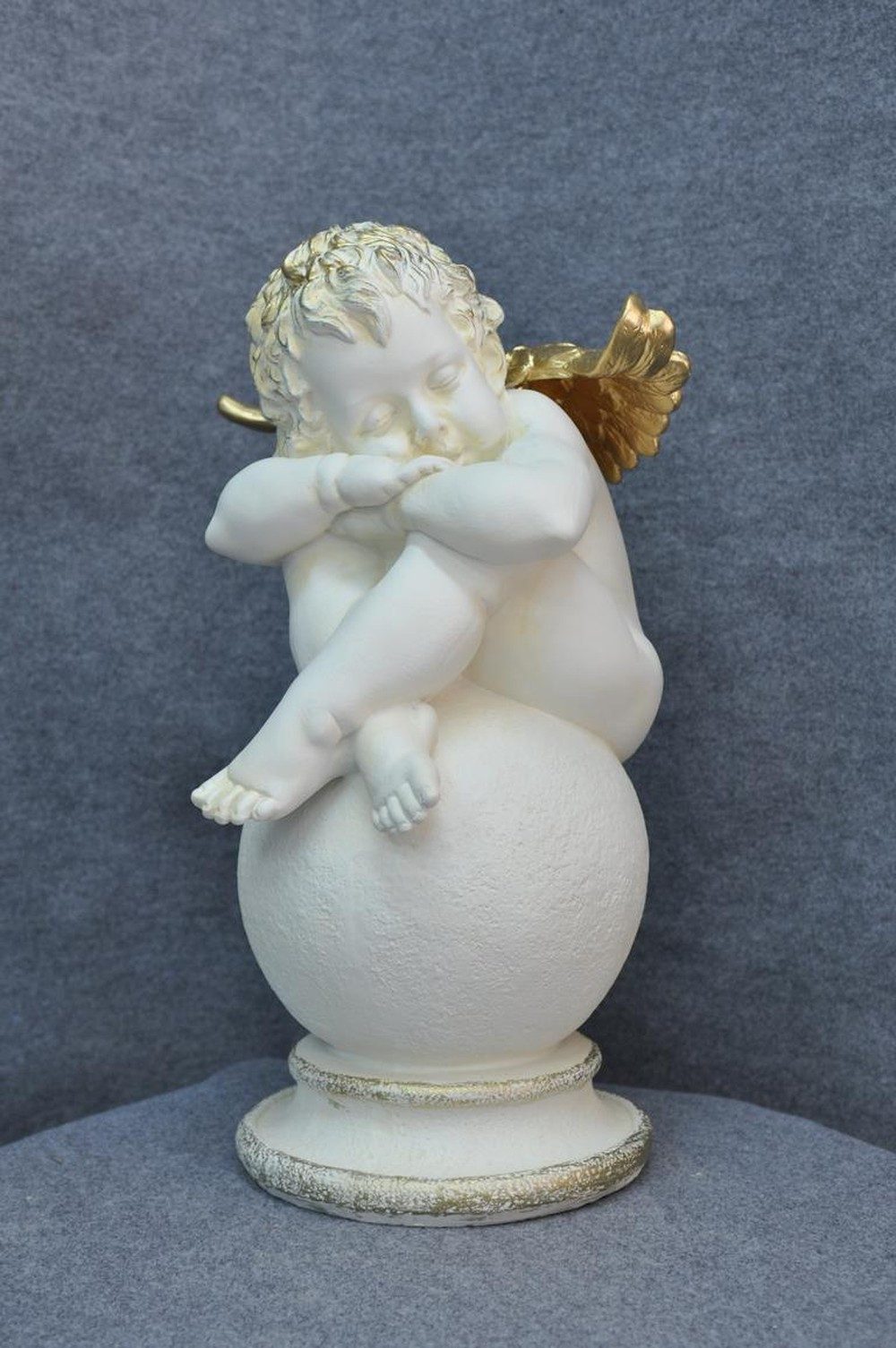 JVmoebel Engelfigur Schläfriger Engel in Weiß aus hochwertigem Designmaterial, Made in Europa