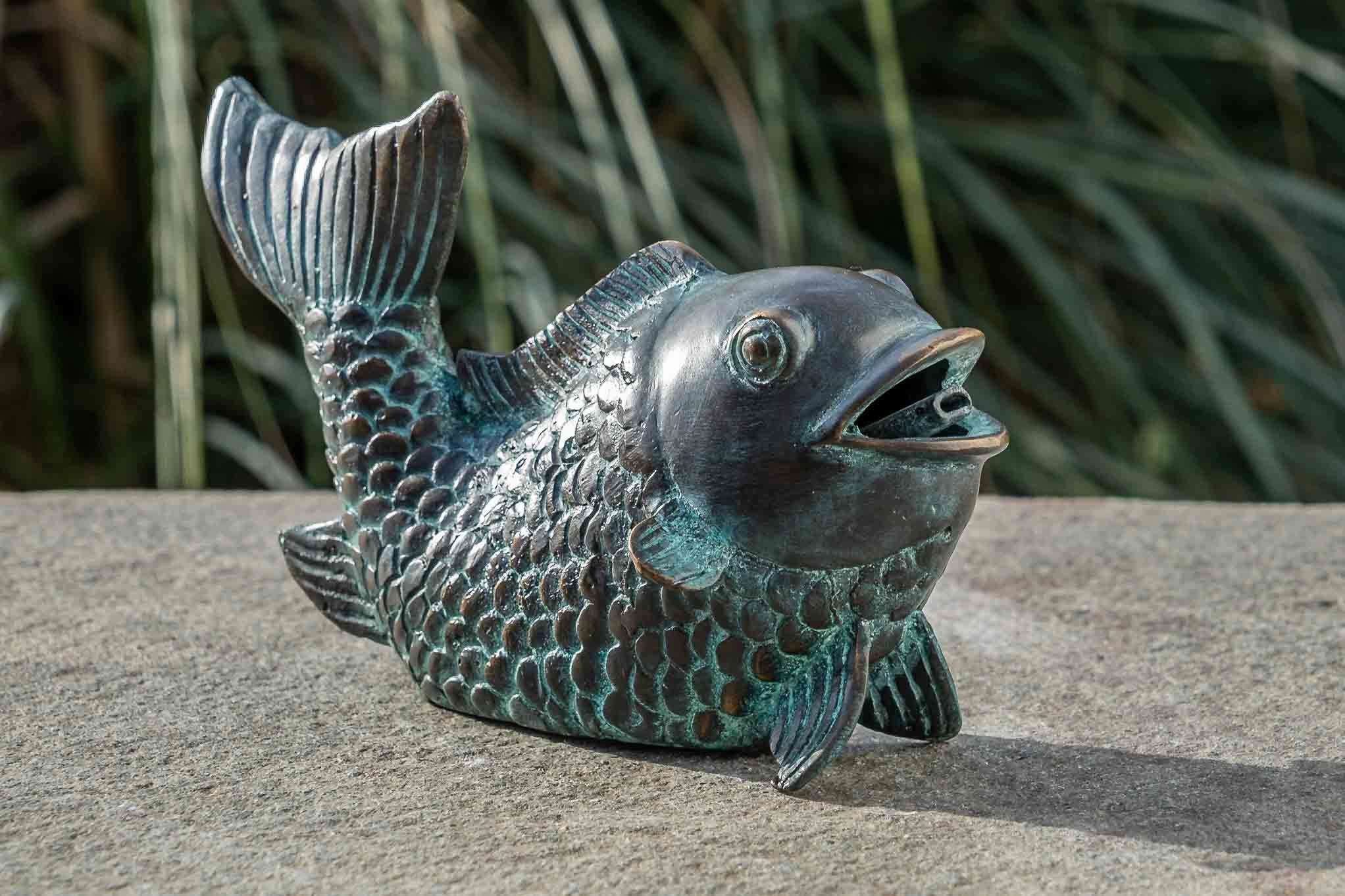IDYL Gartenfigur IDYL Bronze-Skulptur Fisch gegen Die Fontäne, und in patiniert. und – Hand in UV-Strahlung. robust Frost, Modelle Regen werden – Langlebig – Bronze sehr gegossen von Wachsausschmelzverfahren witterungsbeständig Bronze