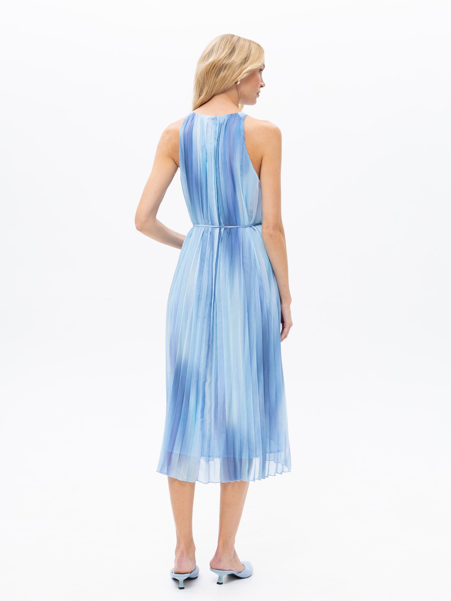 Passioni Sommerkleid in Blau und Plissé Plissiertes Sommerkleid mit blauem Farbverlauf – Bild 4 von 4