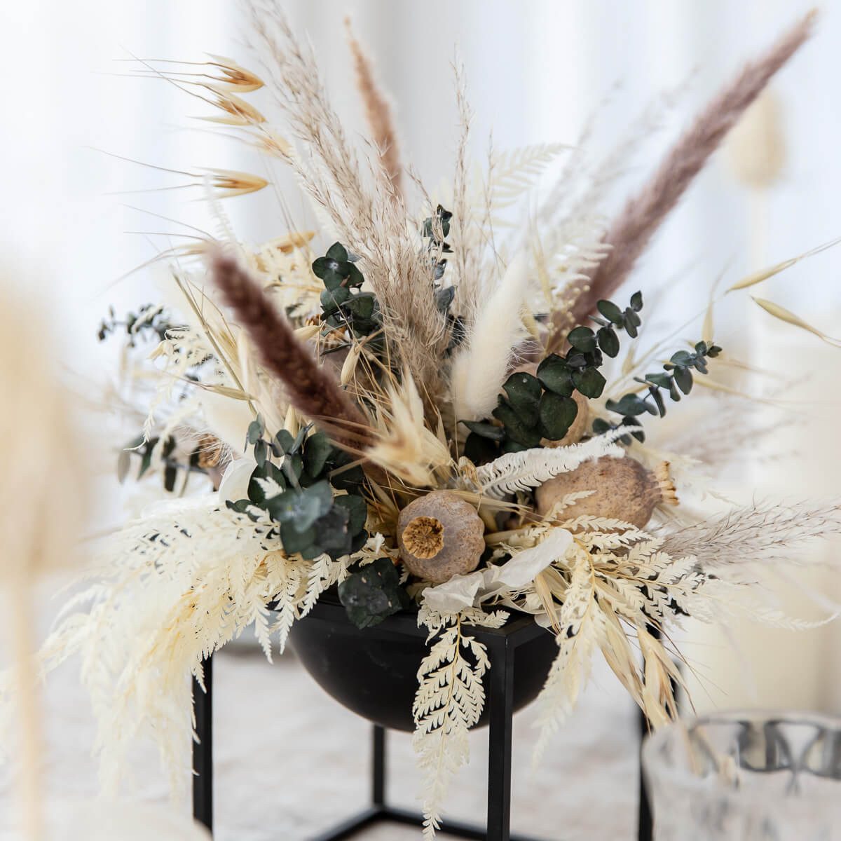 Trockenblume Boho-Chic: Trockenblumengesteck mit Pampasgras und Eukalyptus Pampasgras, Eukalyptus, Farn, Mohnkapseln, Avena/Hafer, Distel, Lagurus, LYKKE & You – Bild 3 von 5