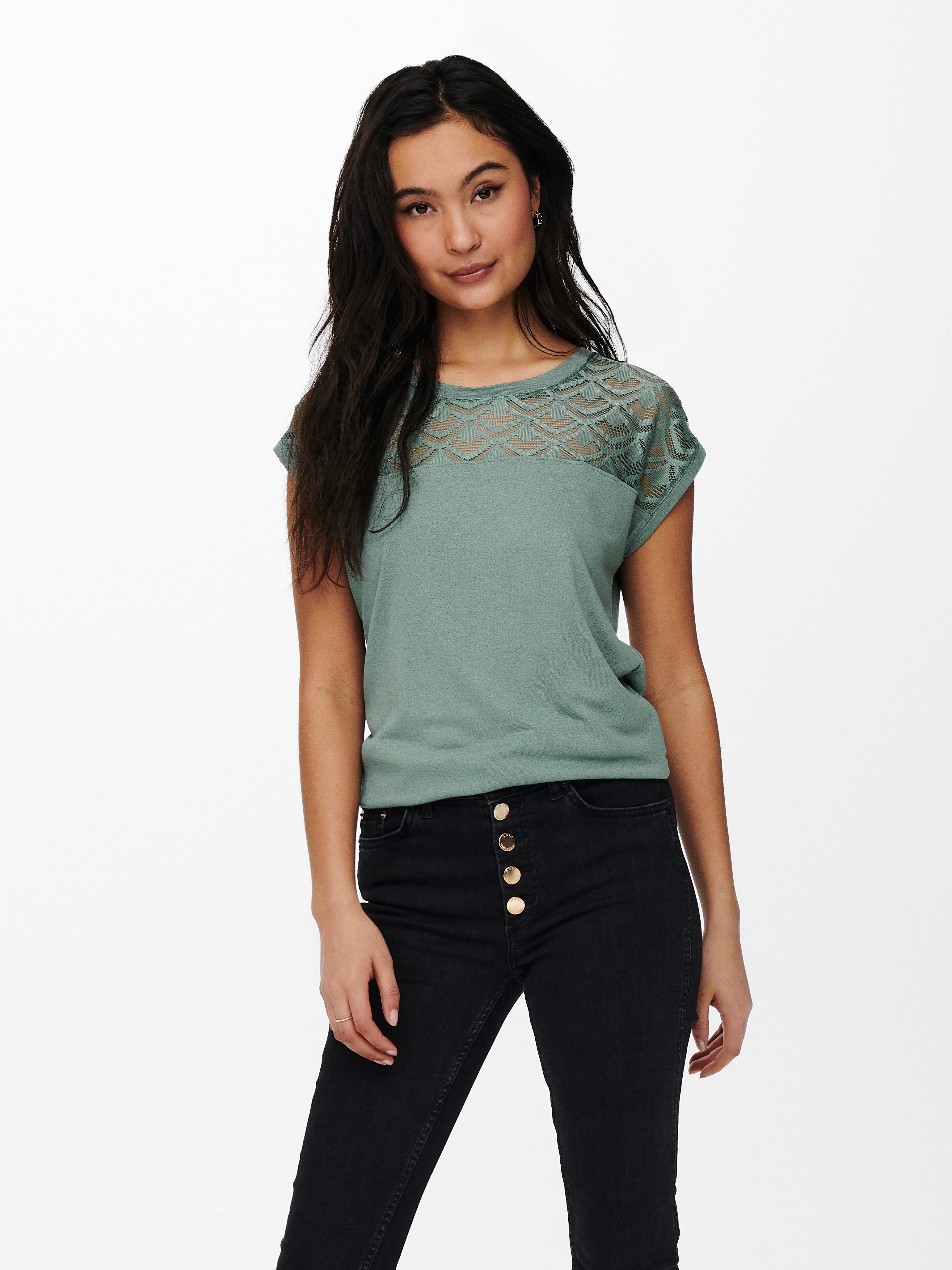 ONLY Spitzenshirt ONLNICOLE – Spitzendetails für eleganten Auftritt im Alltag figurbetont, Jersey, Viskose, Rundhals, unifarben