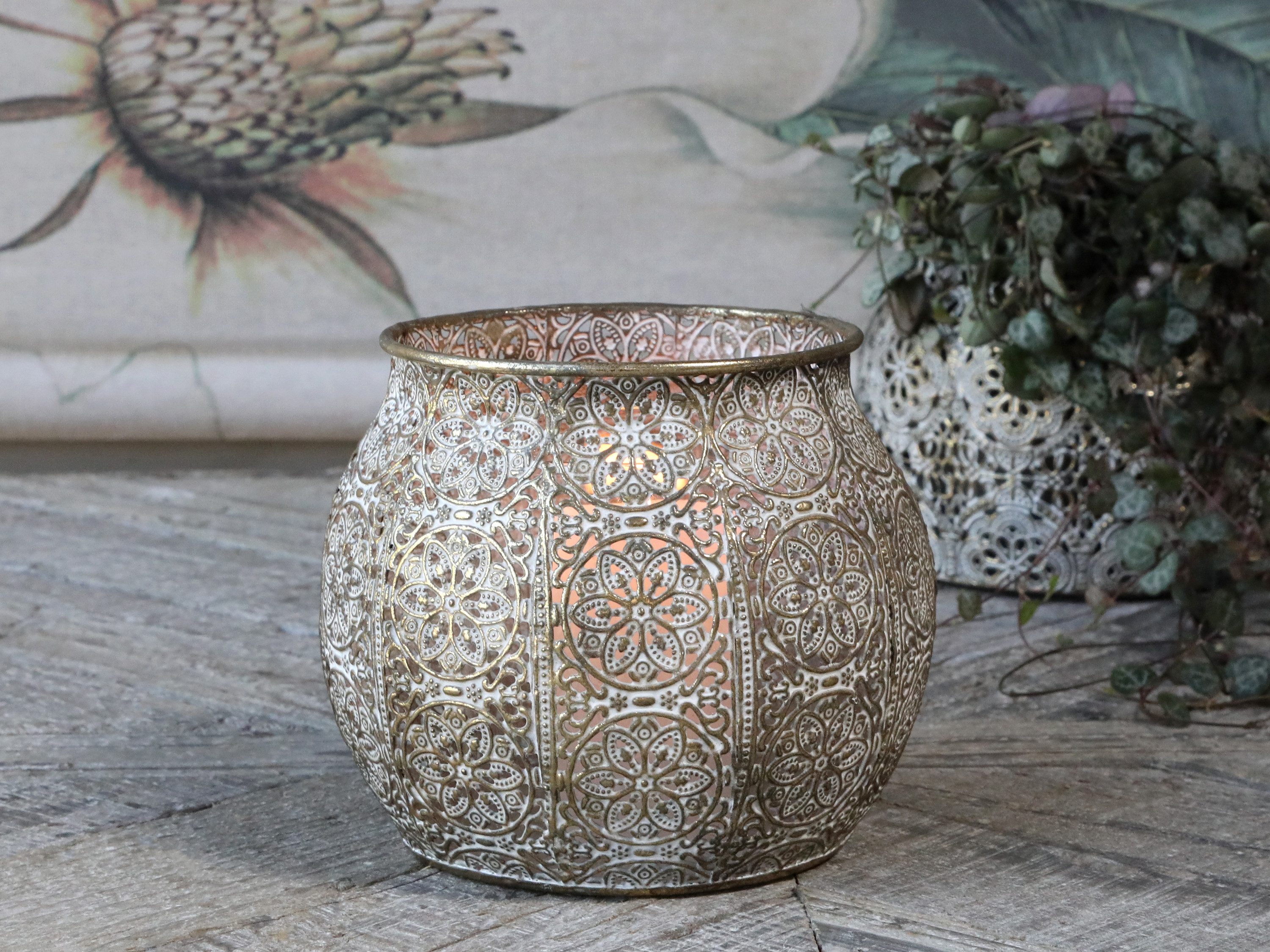 Chic Antique Windlicht Windlicht Vire Gold Teelichthalter aus Eisen mit Glaseinsatz Ø 15 cm, Filigranes Ornamentmuster für wunderschöne Lichtspiele