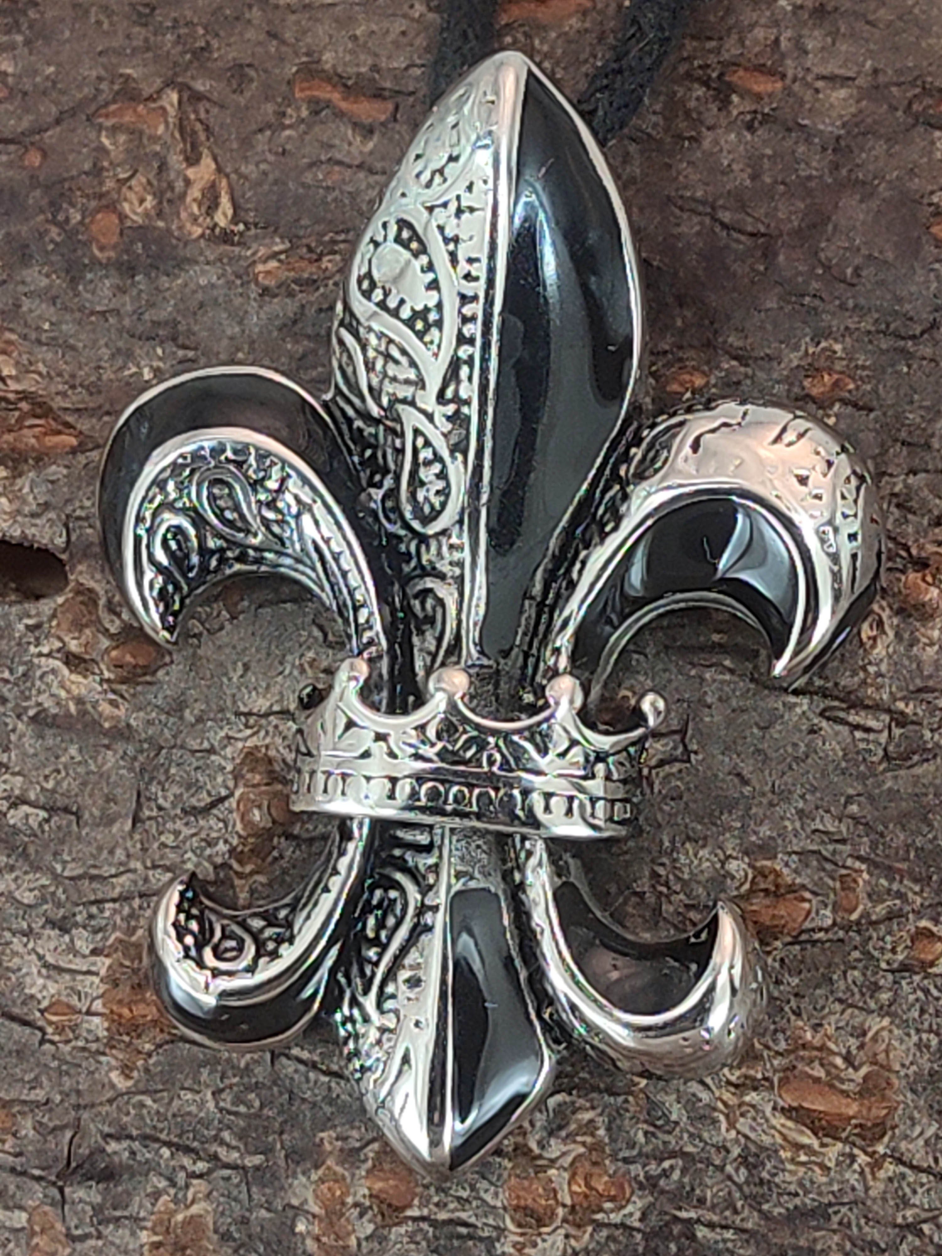 Kiss of Leather Kettenanhänger Fleur-de-Lis Edelstahl französische Lilie Fleur de Lis / Lys Blume