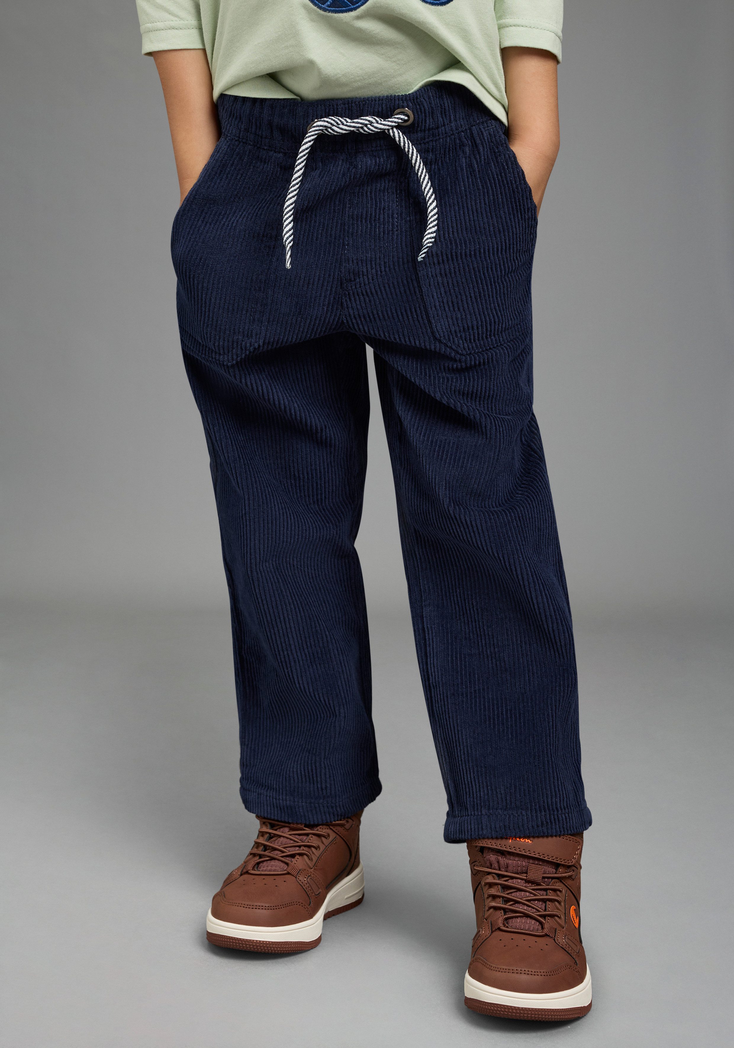 KIDSWORLD Cordhose Breitcord-Cordhose lange, gerade Passform, für Jungen, modischer Basic-Style