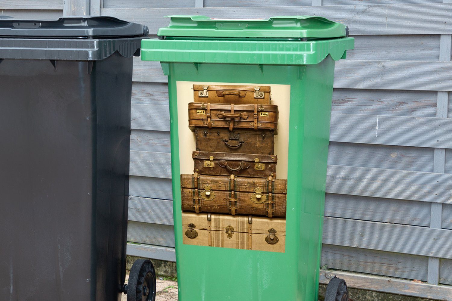 - (1 St), Antik Wandsticker Container, MuchoWow Abfalbehälter Mülleimer-aufkleber, Sticker, - Mülltonne, Koffer Vintage