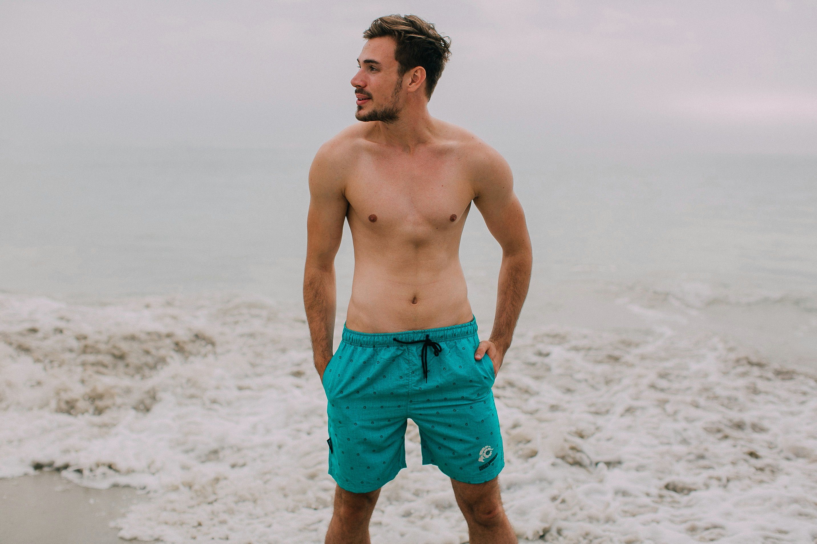 GUGGEN Mountain Badehose Badehose Herren Beachshorts Strandhose Schnelltrocknende Badeshorts Schnelltrocknende Badeshorts mit Kordelzug grünes Logo Muster – Bild 5 von 5