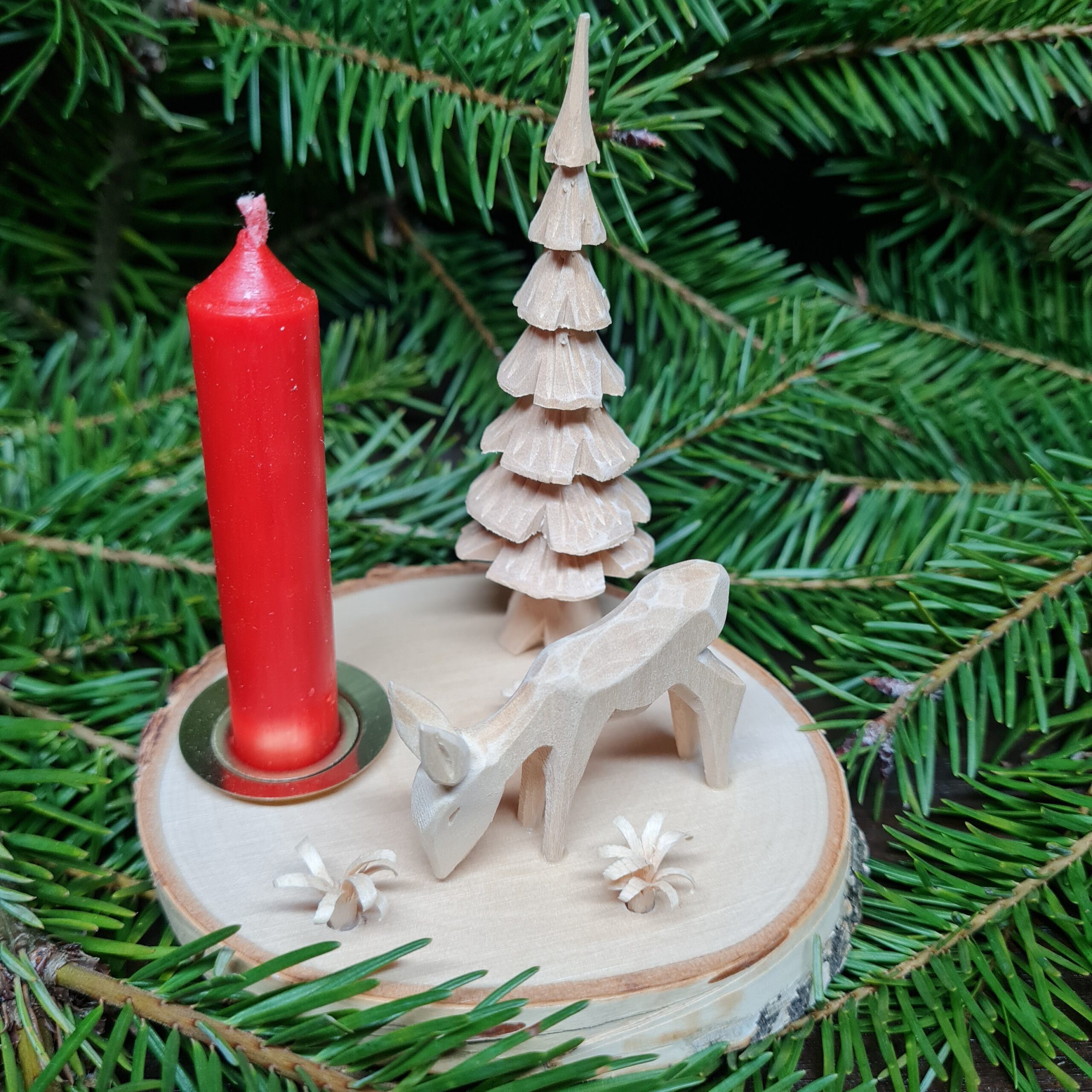 Rehbrett Bäumchen und Kerzenhalter mit ge, Kerze Christbaumschmuck handgeschnitzten mit fressend mit Reh Bäumchen 1 - Reh