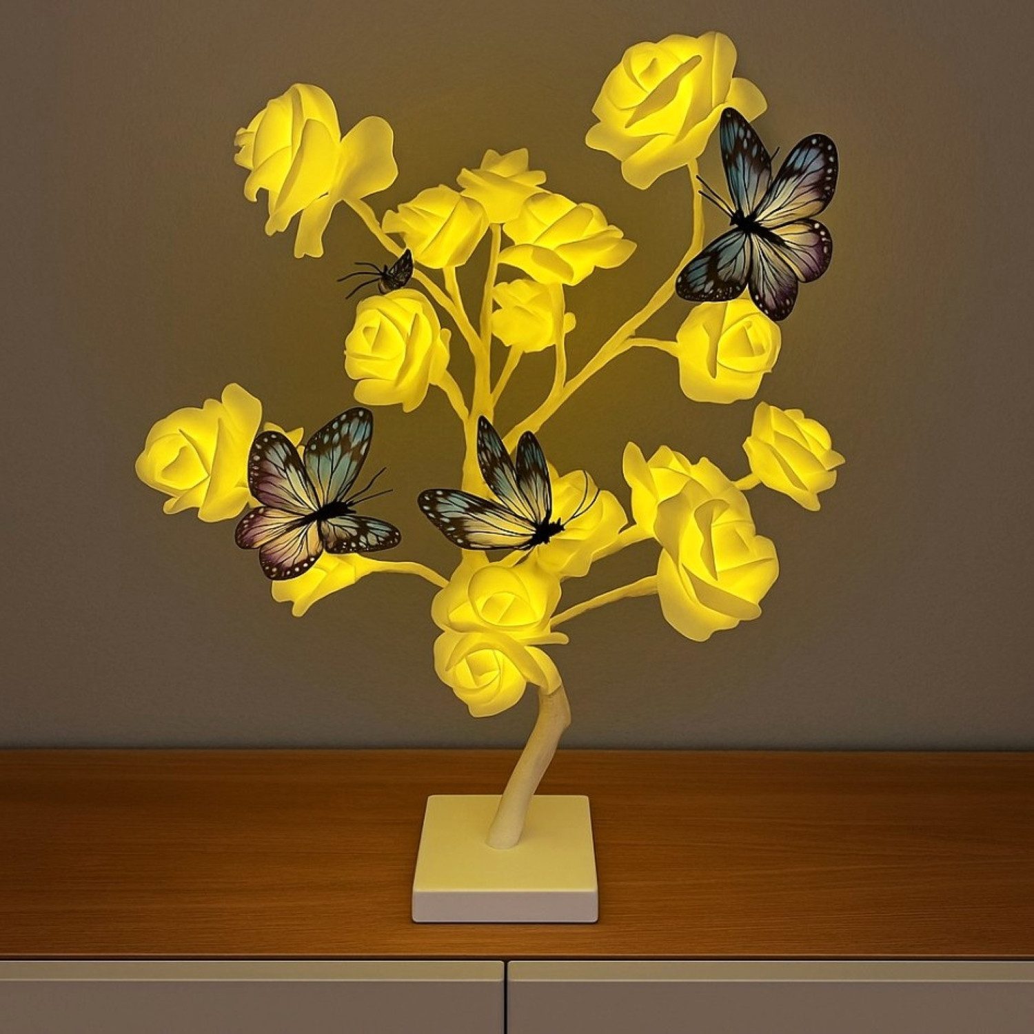 Online-Fuchs LED Baum künstliche Rosen mit LED-Blüten - Lichterbaum, Blumen, Stimmungslicht, 20 beleuchtete Rosenblüten, Warmweiß, mit Schmetterlingen verziert - 6-Stunden Timer