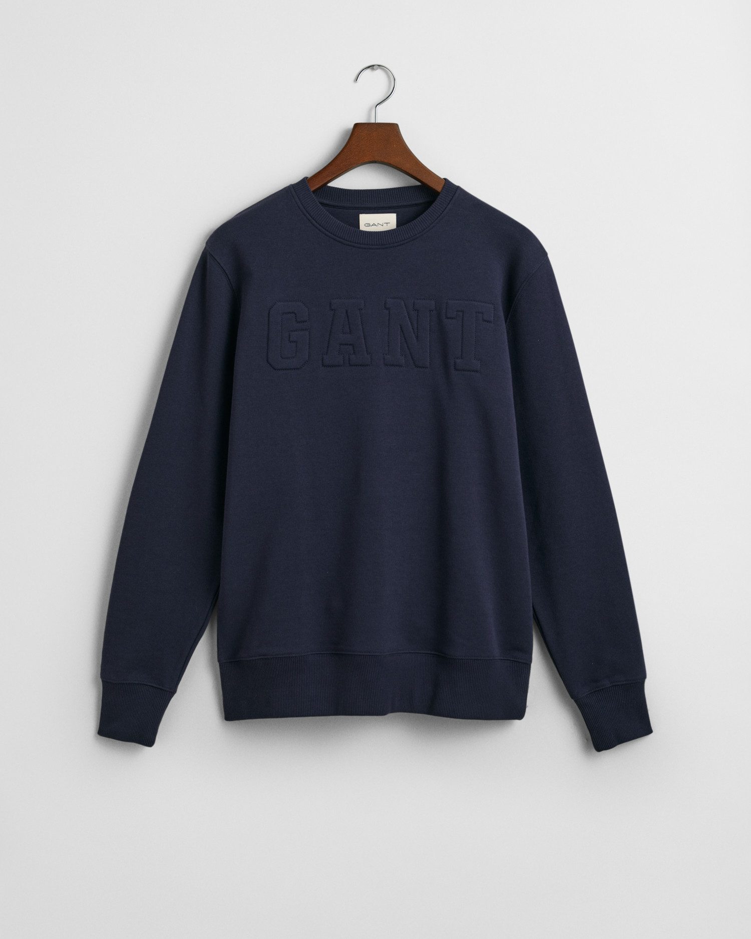 Gant Sweatshirt EMBOSSED C-NECK SWEAT eine erhabene GANT-Grafikprägung auf der Brust