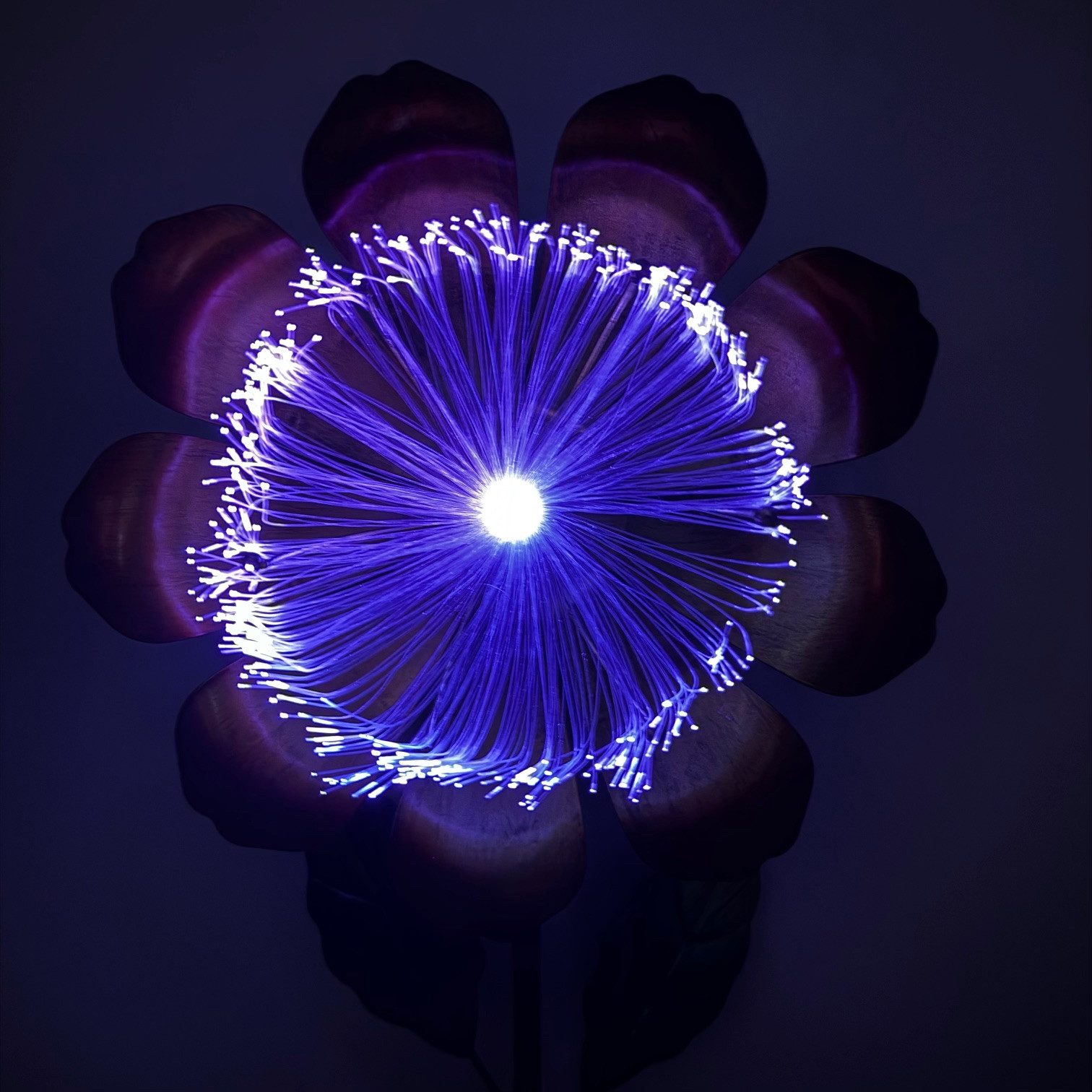 Online-Fuchs Gartenstecker magische Blume aus Metall, LED Solarleuchten für außen (warmweiß oder im seichten Farbwechsel, 100 cm groß) Dekoration für Garten, Ba – Bild 3 von 5