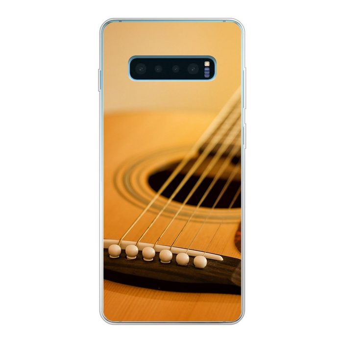MuchoWow Handyhülle Gekippte Ansicht einer akustischen Gitarre Phone Case Handyhülle Samsung Galaxy S10+ Silikon Schutzhülle FN11524