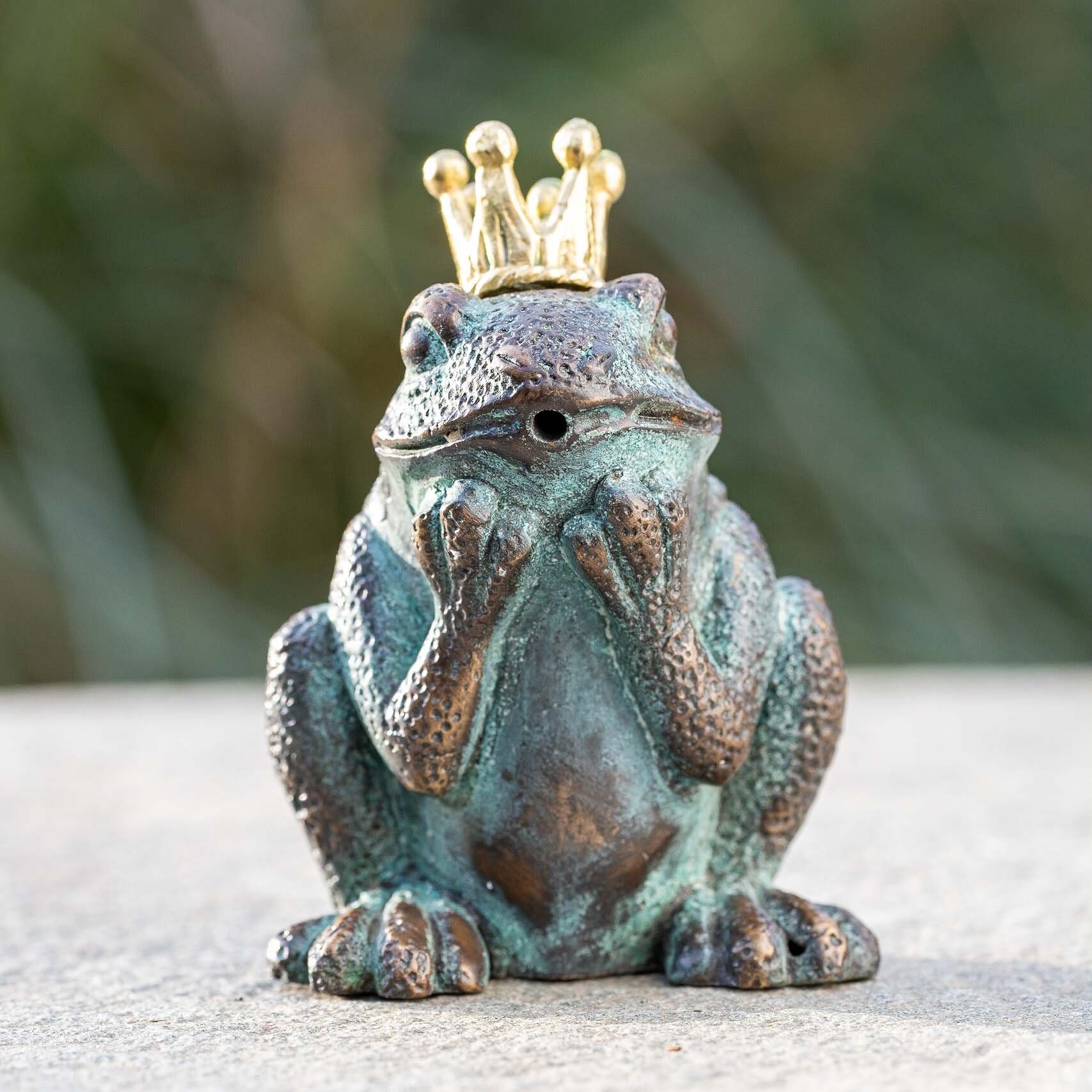 IDYL Gartenfigur Frosch-König wasserspeiend Maße: 9 x 5 x 5 cm, Teichdeko