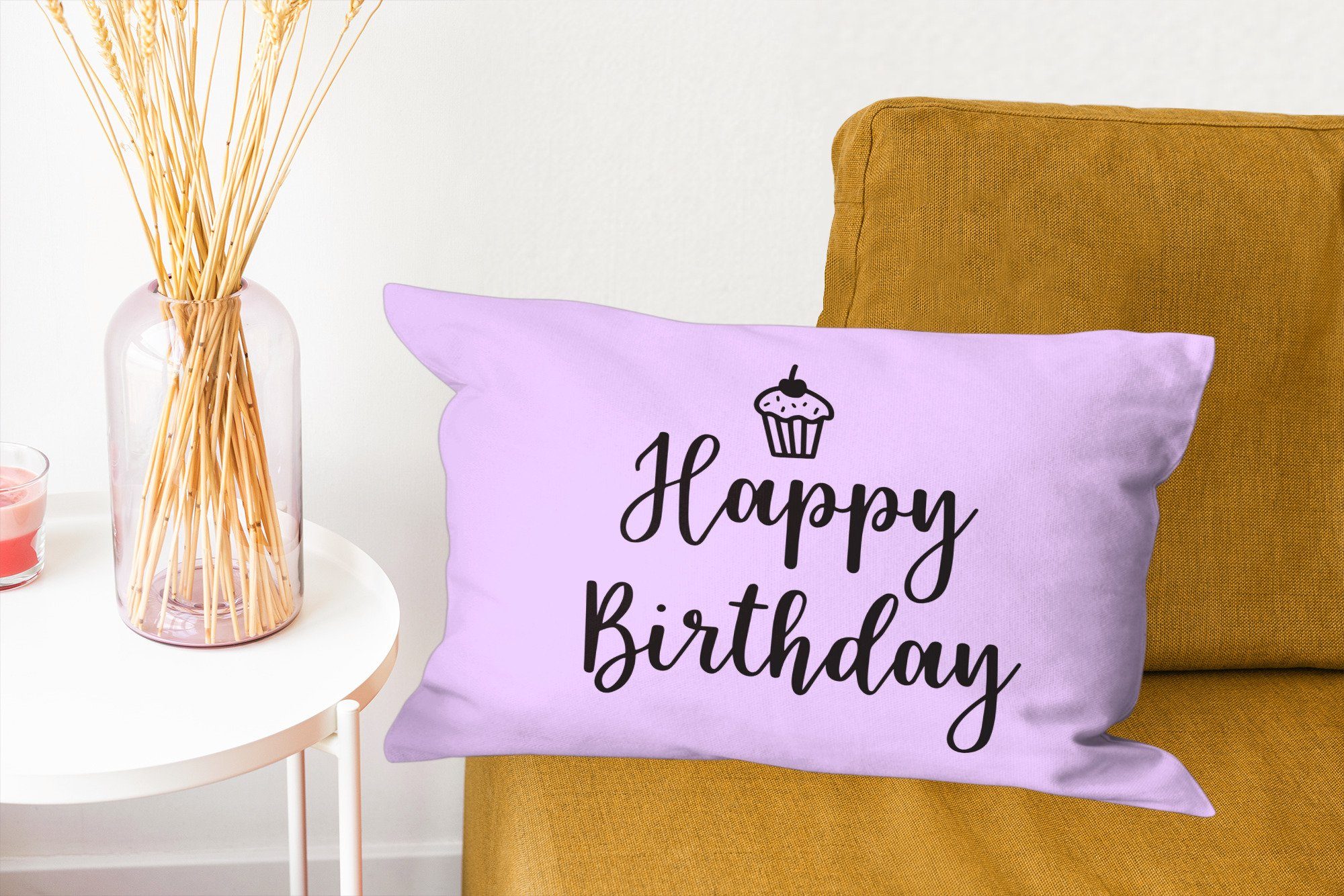 Wohzimmer mit einem Dekokissen Zitat rosa Dekoration, Cupcake Hintergrund, mit Füllung, MuchoWow dem Zierkissen, auf Birthday" "Happy Schlafzimmer Dekokissen