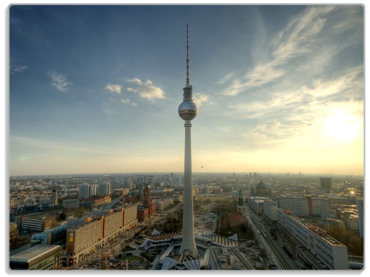 Wallario Schneidebrett Fernsehturm Berlin mit Panoramablick über die Stadt, ESG-Sicherheitsglas, (inkl. rutschfester Gummifüße 4mm, 1-St), 30x40cm