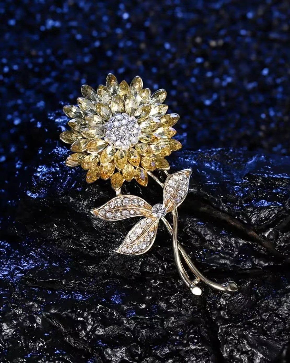 Metallbrosche Sonnenblume Glassteinen "Sonnenblume" mit Strass MayTree (1-tlg), Brosche Form einer und in