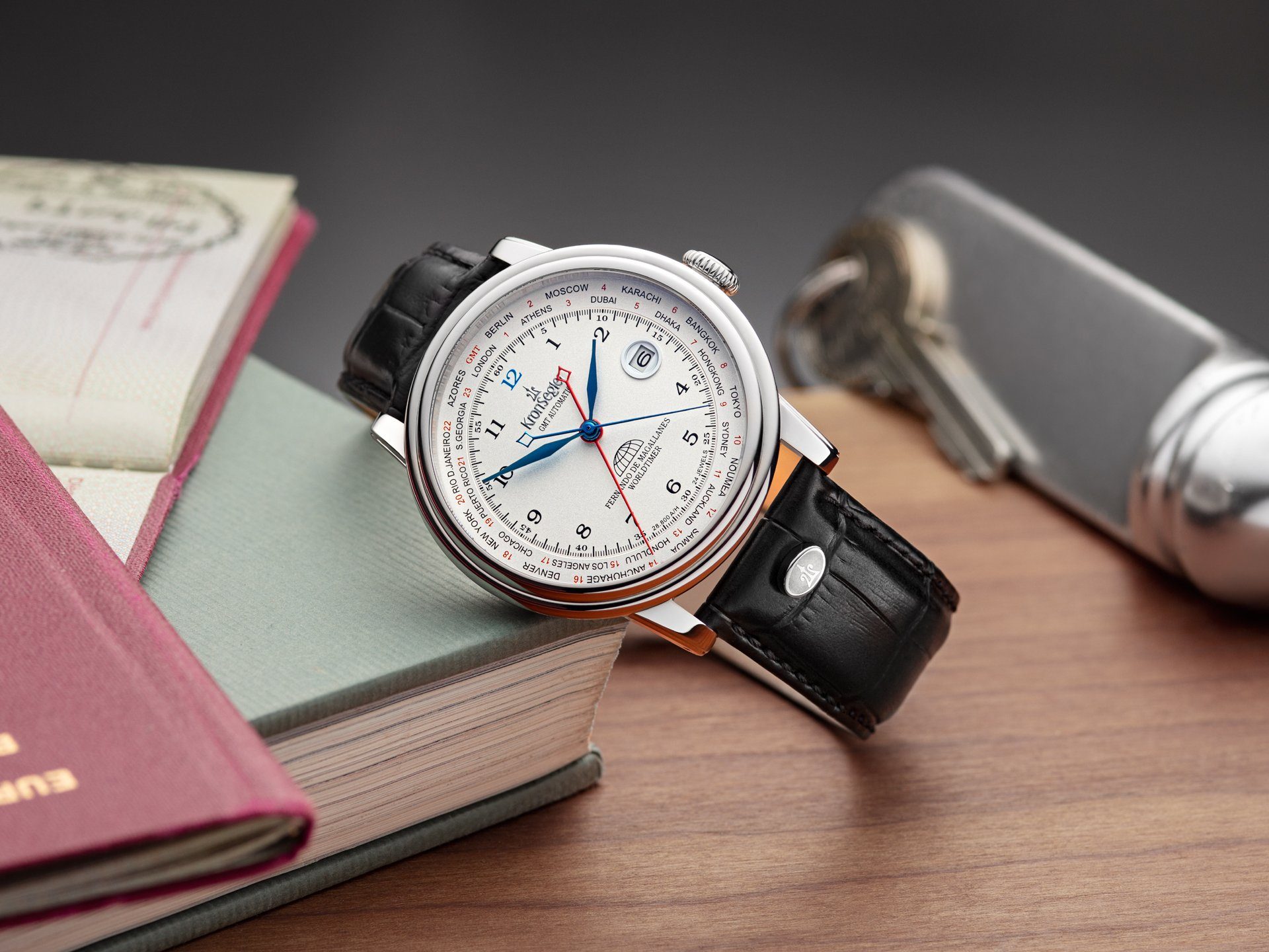 Kronsegler Automatikuhr "Fernando de Magallanes" Flyer GMT, mit Saphirglas, Lederband und Faltschließe