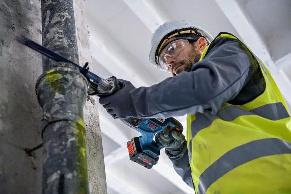 Bosch Professional Akku-Säbelsäge GSA 18V-28, BITURBO Ohne Akku mit Säbelsägeblatt - im Karton
