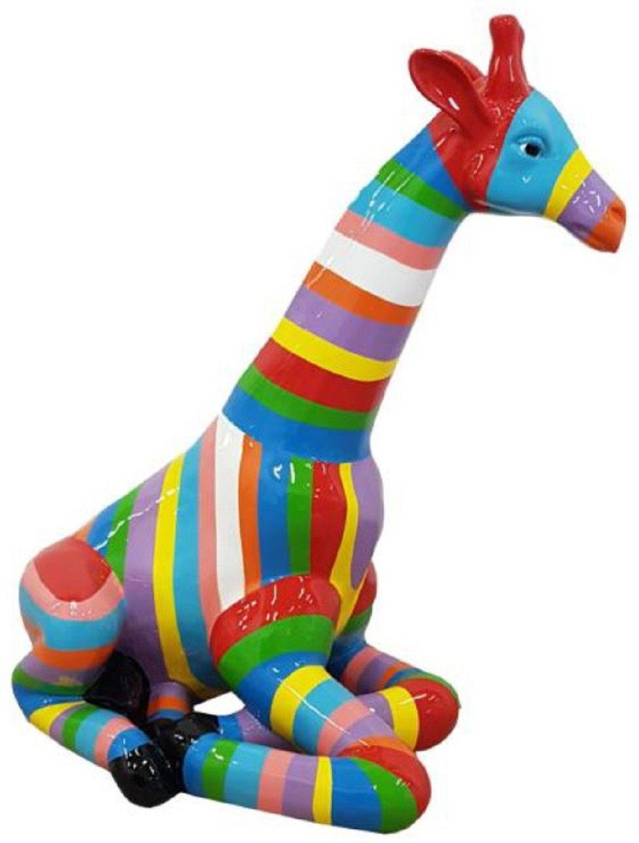 Casa Padrino Skulptur Designer Deko Skulptur sitzende Giraffe mit Streifen Bunt H. 80 cm - Wetterbeständige Dekofigur - Wohnzimmer Garten Terrassen Deko