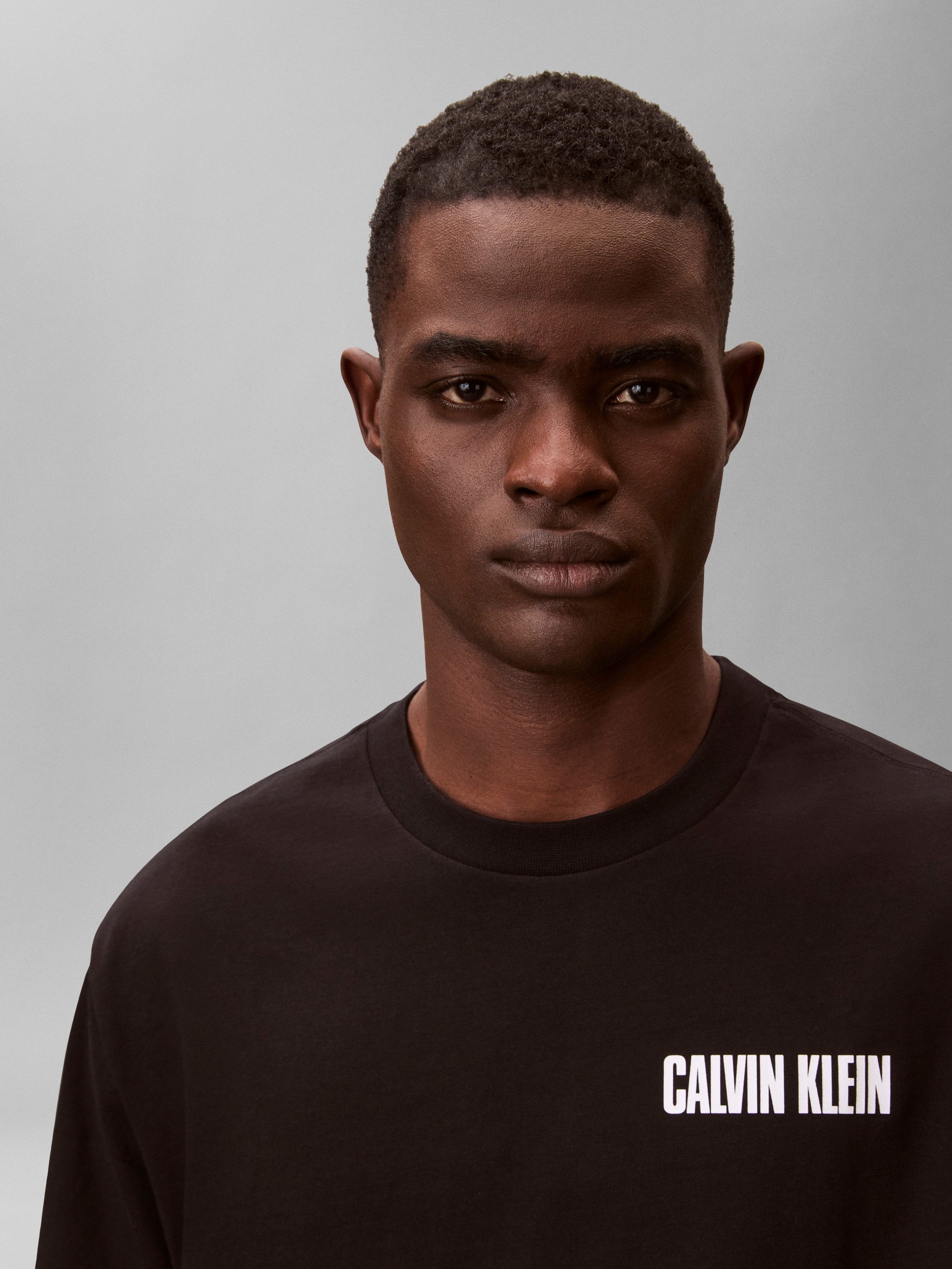 Calvin Klein Jeans T-Shirt VERT LOGO GRAPHIC CREW Regular fit mit Markenprint – Bild 5 von 5
