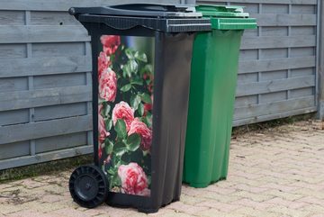 MuchoWow Wandsticker Schöne rosa Rose im Sommergarten (1 St), Mülleimer-aufkleber, Mülltonne, Sticker, Container, Abfalbehälter