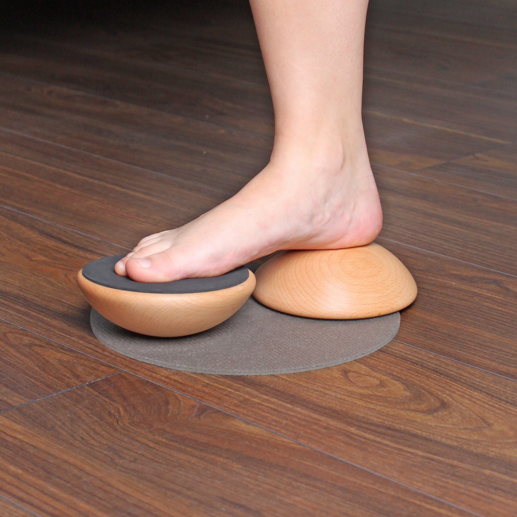 pedalo® Fußtrainer Fußgewölbedehner Set I Fußmuskulatur dehnen und kräftigen (Spiraldynamik Fußtraining, Balance Halbkugel beidseitig nutzbar), Buche massiv, inkl. Antirutschmatte und Baumwollbeutel