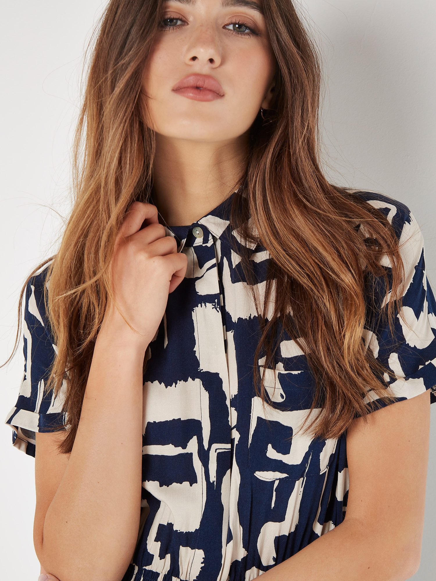 Apricot Druckkleid Geo Grecian Shirt Midi Dress . (1-tlg) mit Smokband