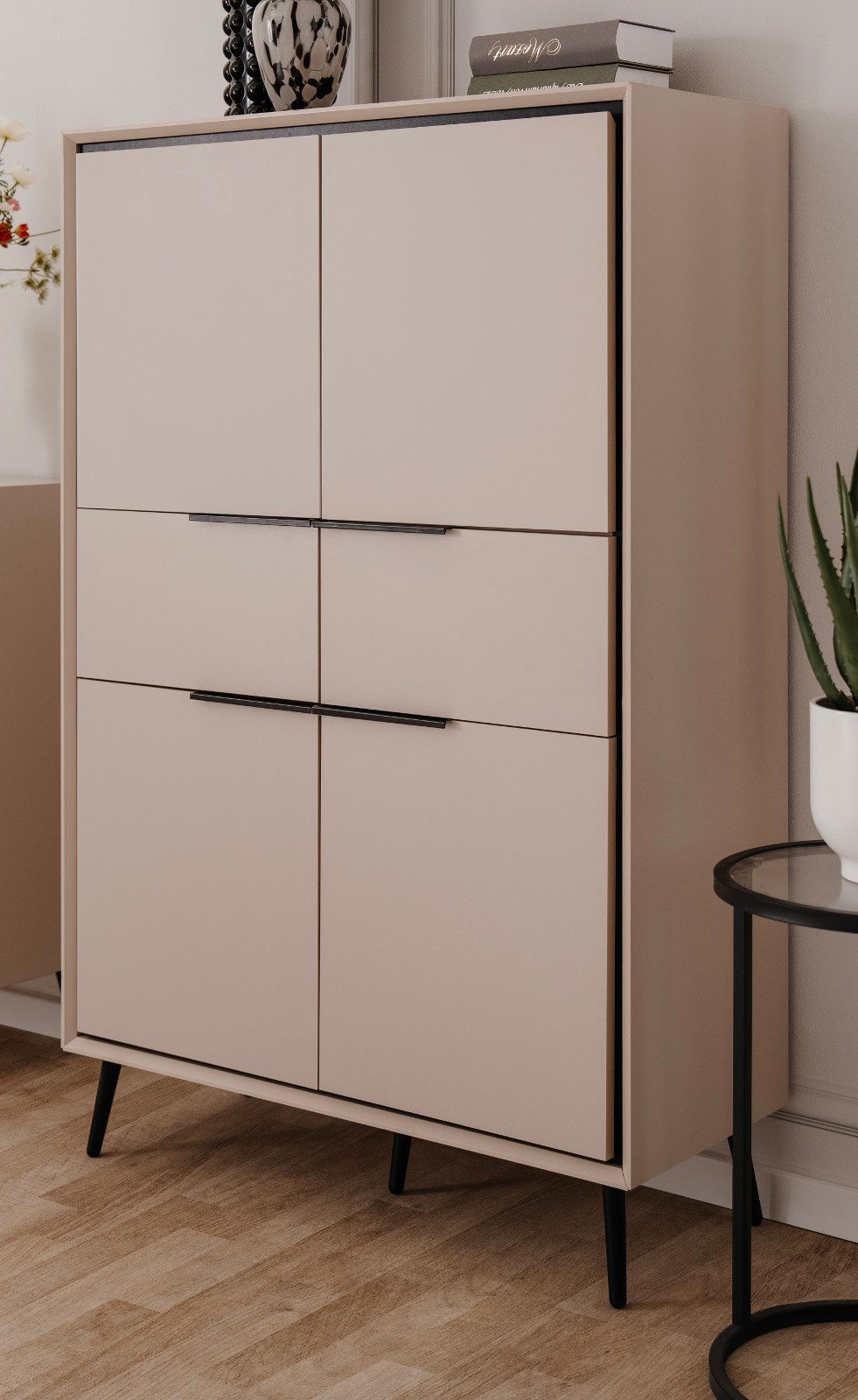 Furn.Design Highboard Brebbia (Hochkommode in Kaschmir / Sand mit Schwarz, 4-türig, 90 x 140 cm), mit Soft-Close