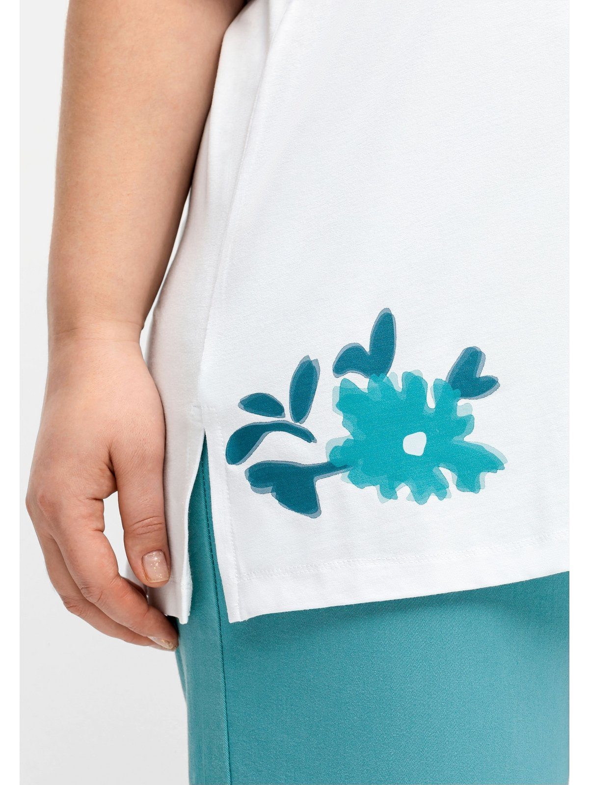 Sheego Longshirt Blütenprint am Saum Größen Große weiß mit