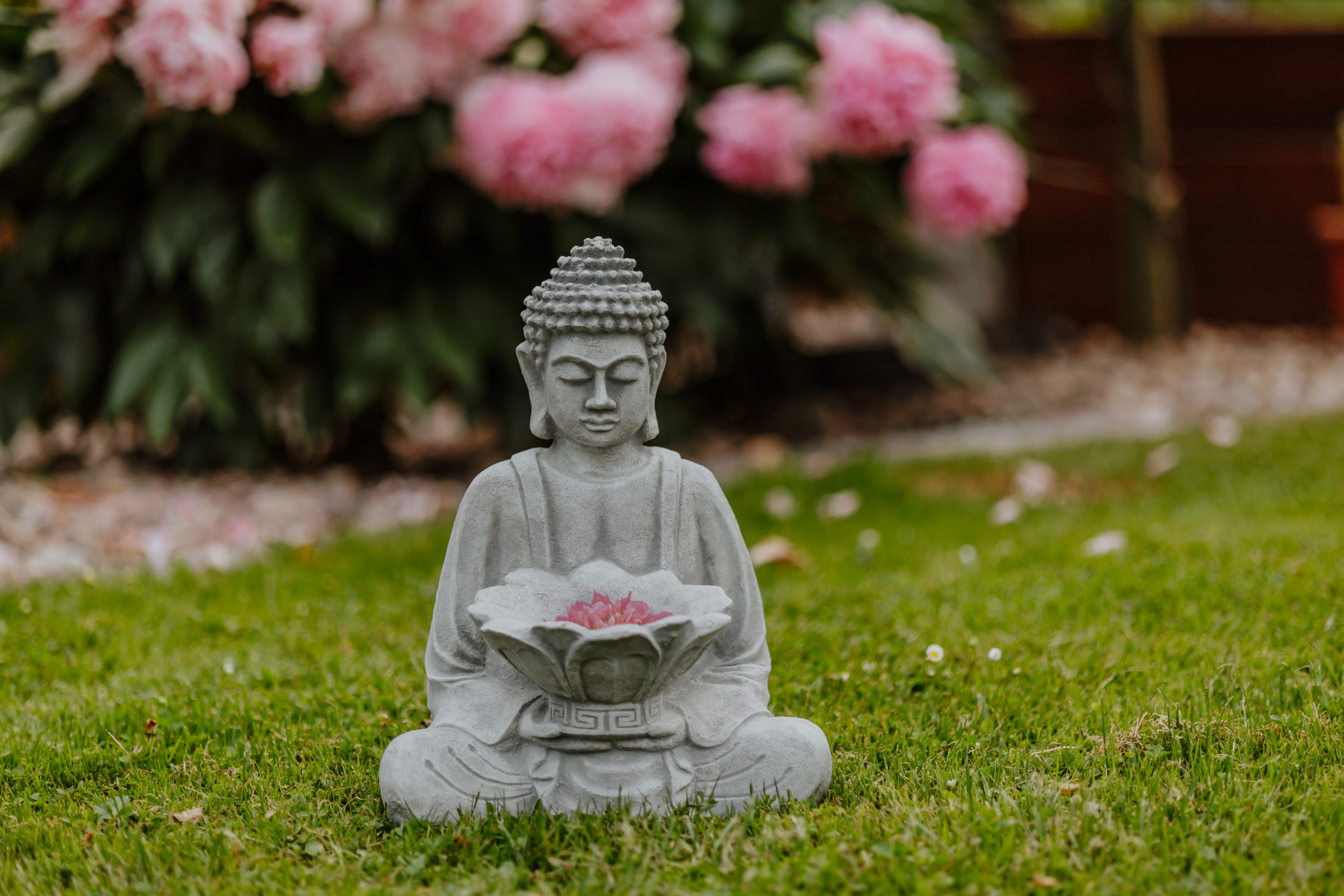 gartendekoparadies.de Gartenfigur Buddha mit Schale Lotusblüte, Steinfigur, H. 33 cm, 9 kg, Frostsicher