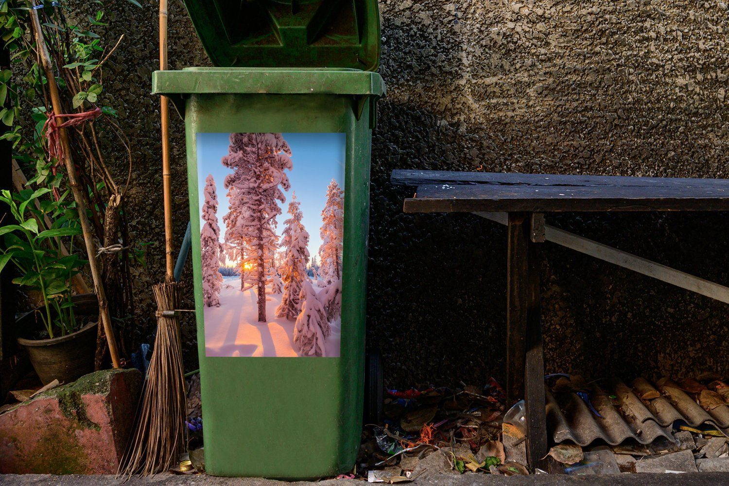 Sticker, MuchoWow Mülleimer-aufkleber, Mülltonne, Finnland Verschneite in Wandsticker Zweige Container, St), (1 Abfalbehälter