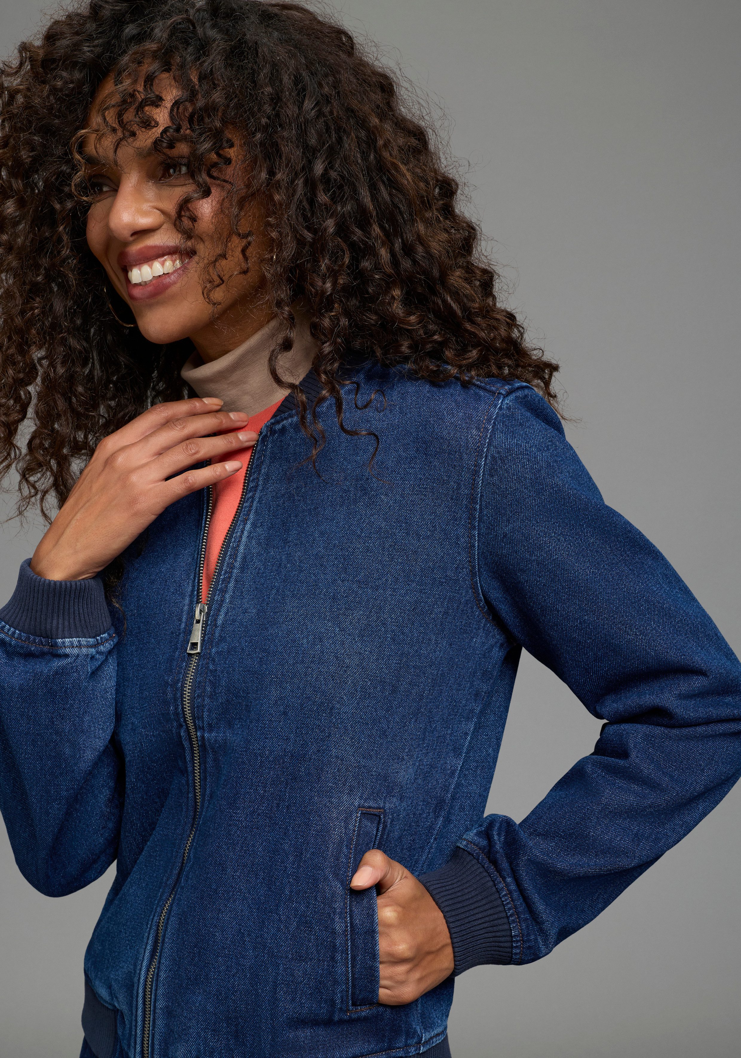 Arizona Jeansjacke im winterlicheren Denim hüftlang, Comfort Fit, mit Reißverschluss – Bild 3 von 5