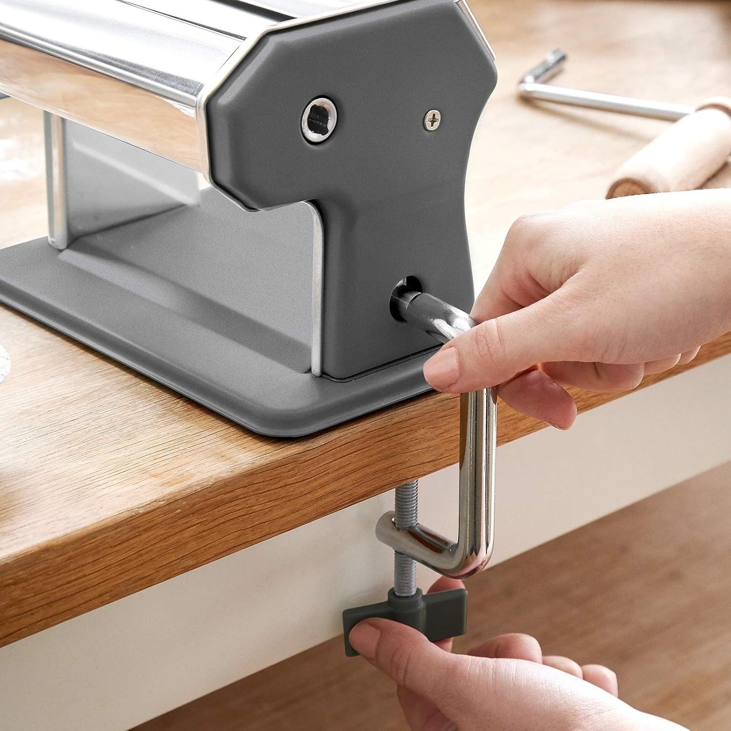 Springlane Nudelmaschine - Manuelle Nudelmaschine aus Edelstahl - Pastamaker inkl. Rezeptbuch, Nudeltrockner & 3 Schneideaufsätze, 9 Teigdicke-Stufen – Bild 5 von 5