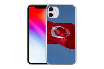 MuchoWow Handyhülle Eine türkische Flagge am blauen Himmel, Handyhülle Apple iPhone 11, Smartphone-Bumper, Print, Handy