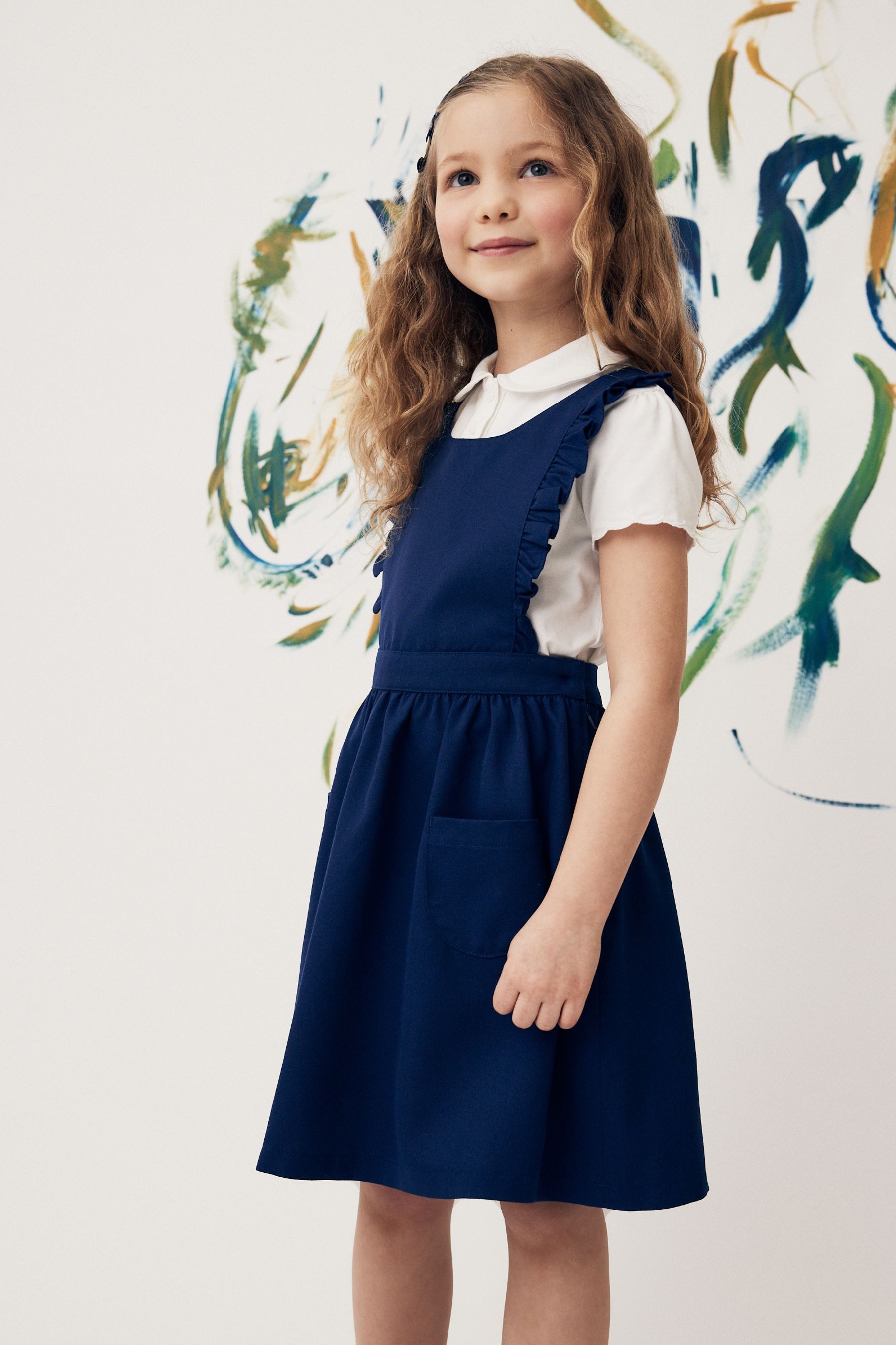 Latzkleid Schulkleidung Latzkleid mit Rüschendetail