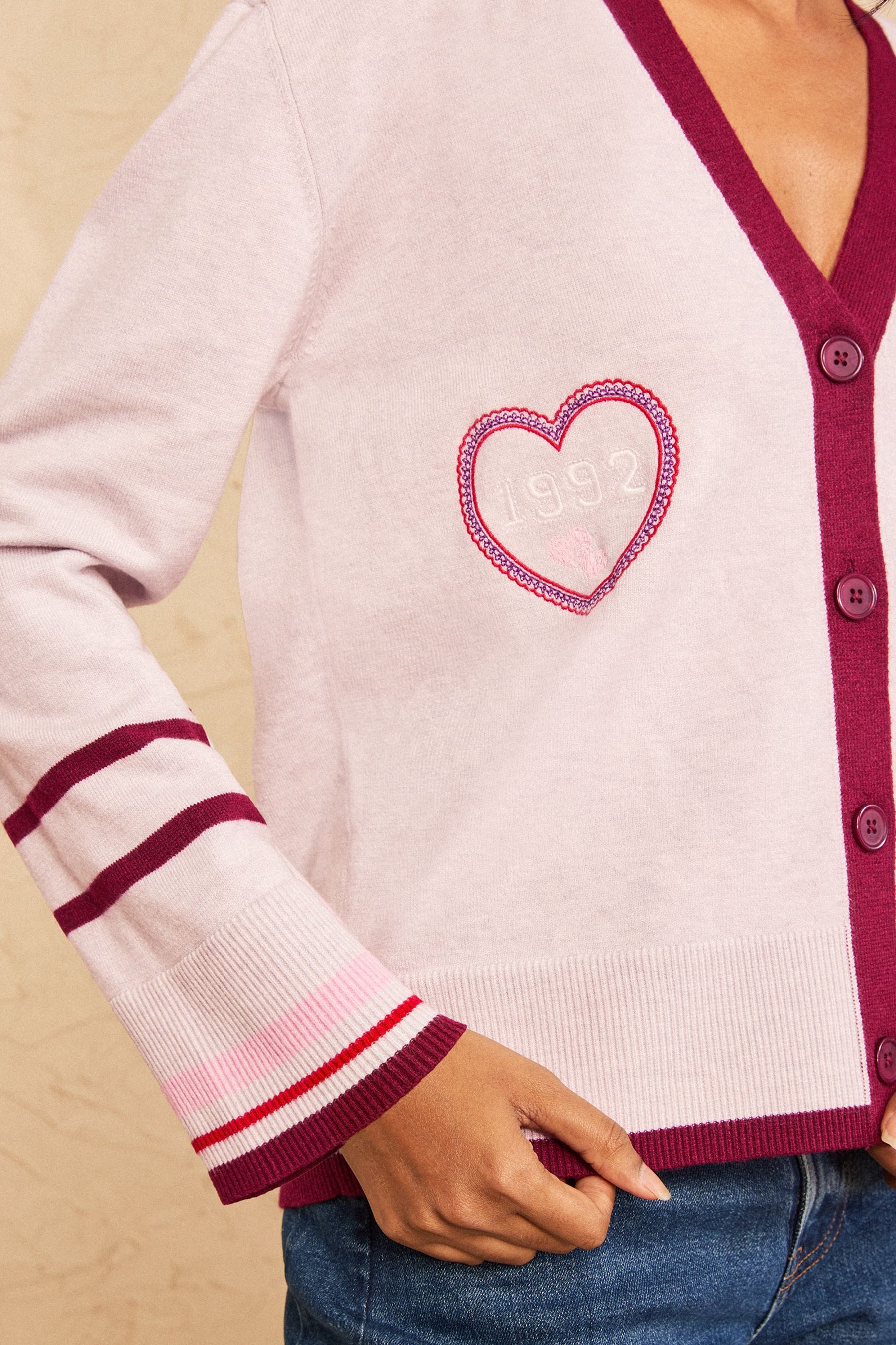 Love & Roses Strickjacke Love & Roses Varsity-Strickjacke mit V-Ausschnitt (1-tlg)