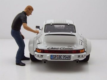 Schuco Modelltraktor Porsche 911 Röhrl x 911 weiß mit Figur Walter Röhrl Modellauto 1:18, Maßstab 1:18