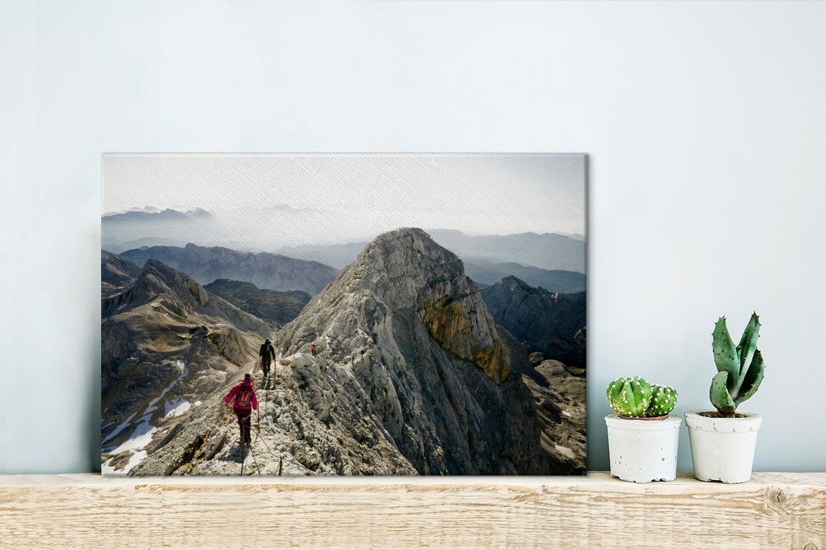 OneMillionCanvasses® Leinwandbild auf Weg Leinwandbilder, Slowenien, Wanddeko, zum (1 Wandbild dem Aufhängefertig, Gipfel cm in 30x20 St), Bergsteiger