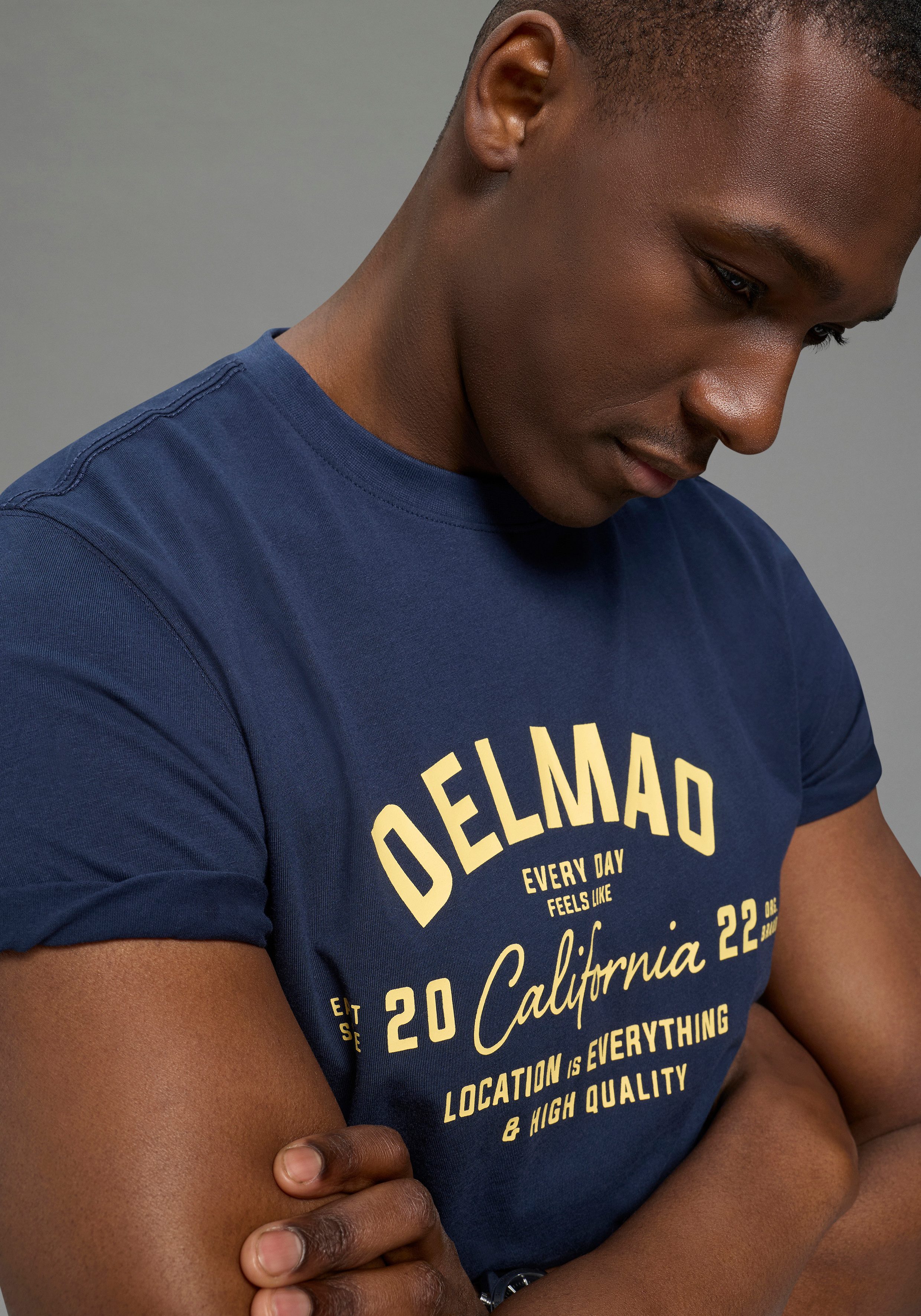 DELMAO Rundhalsshirt Neue Kollektion! normale Passform, kurzarm, bedruckt, günstig online kaufen