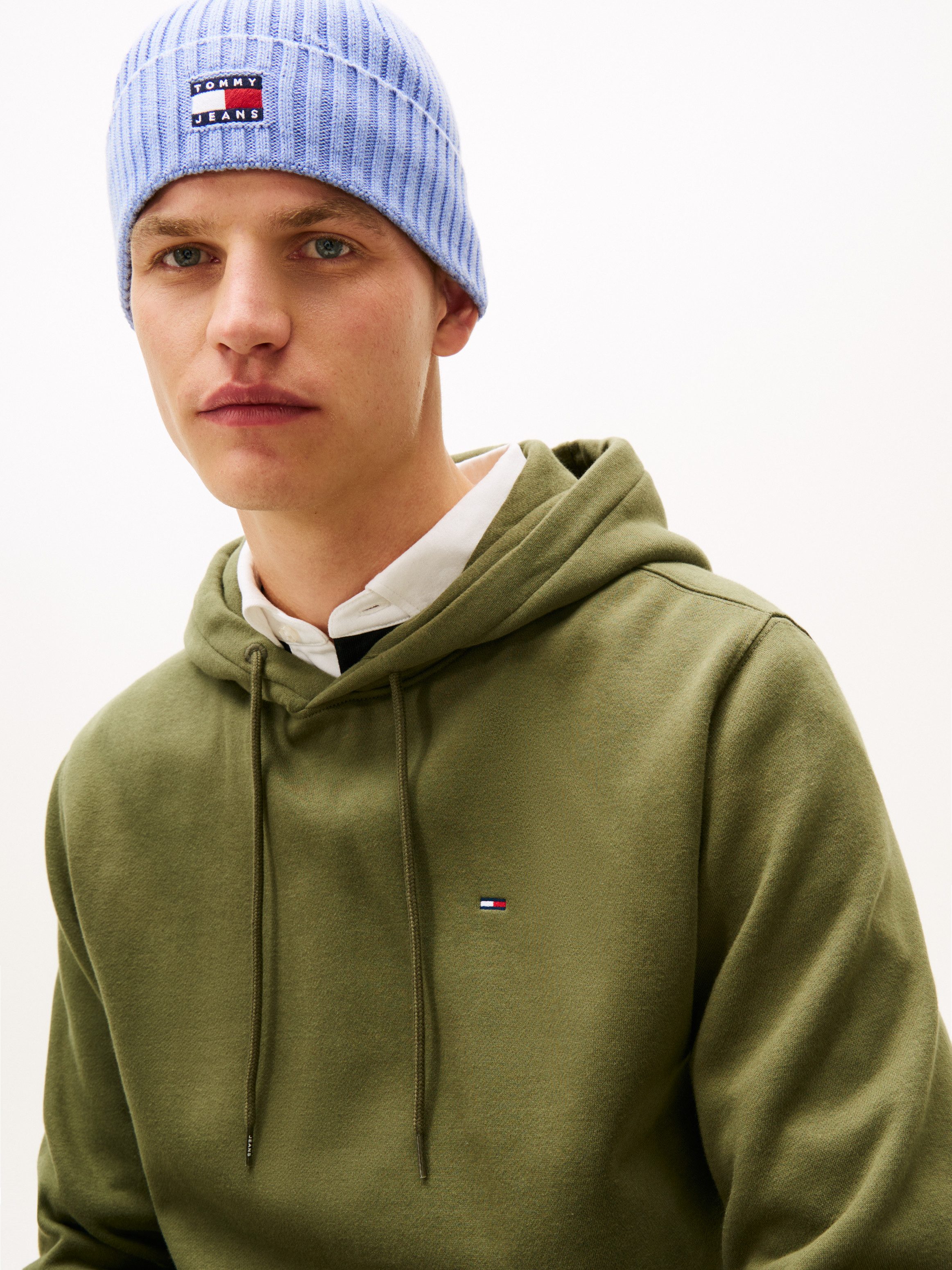 Tommy Jeans Hoodie TJM REGULAR FLAG mit bestickten Markenlogo auf Brusthöhe