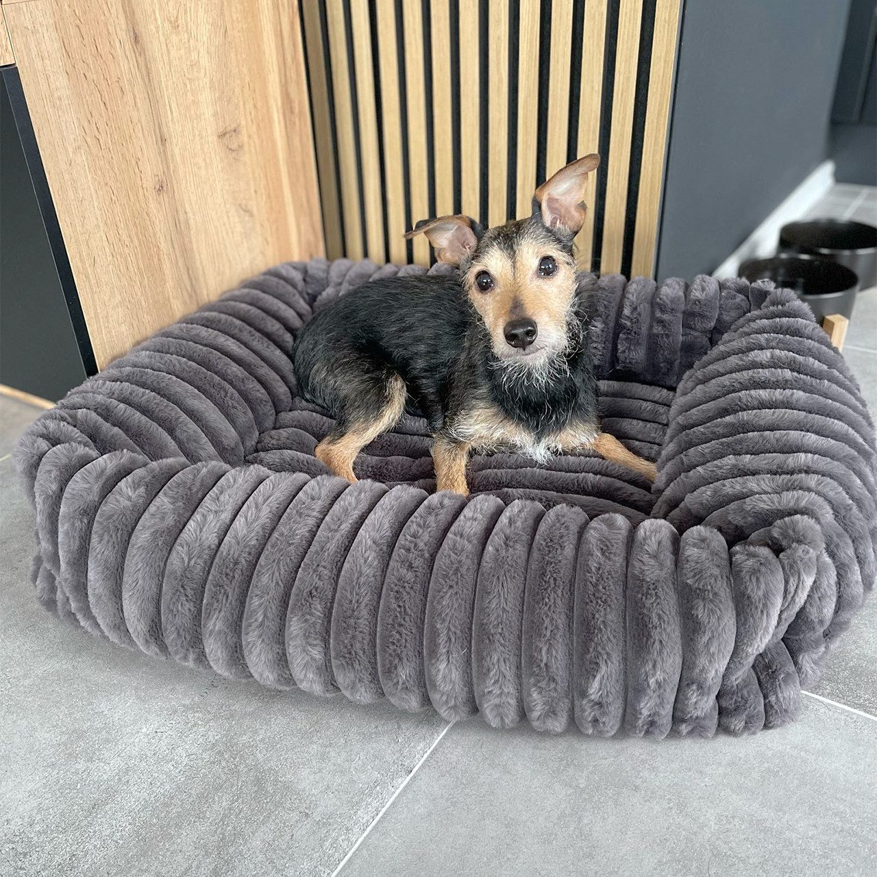 Wallace & Jones Tierbett Hundebett Mary, Hundekörbchen, weich, Breitcord Optik, ca. 51 x 46 x 15 cm – Bild 3 von 5
