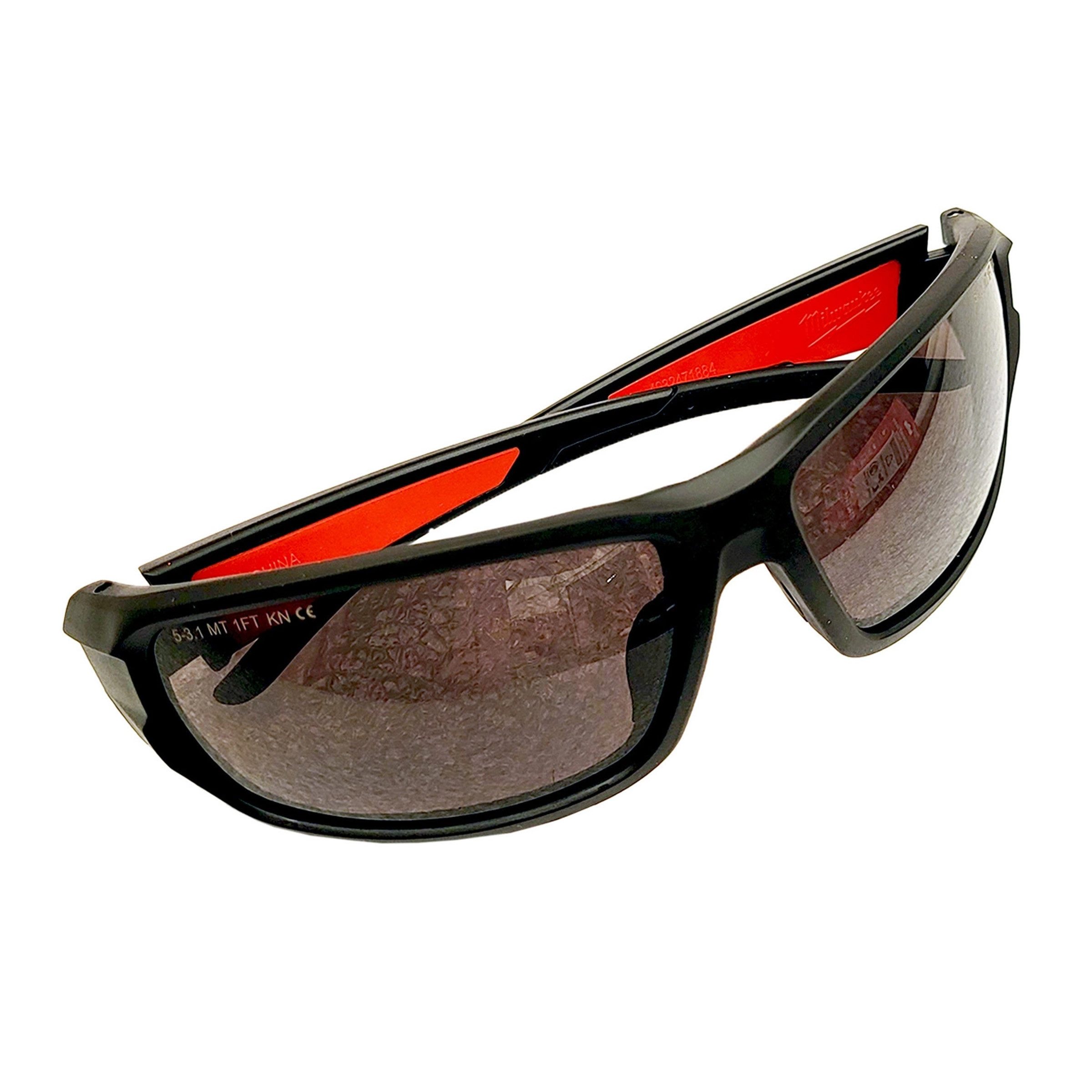 Milwaukee Arbeitsschutzbrille Milwaukee Schutzbrille Getönt 4932471884 Kratzfest & Beschlagfrei, (1St)