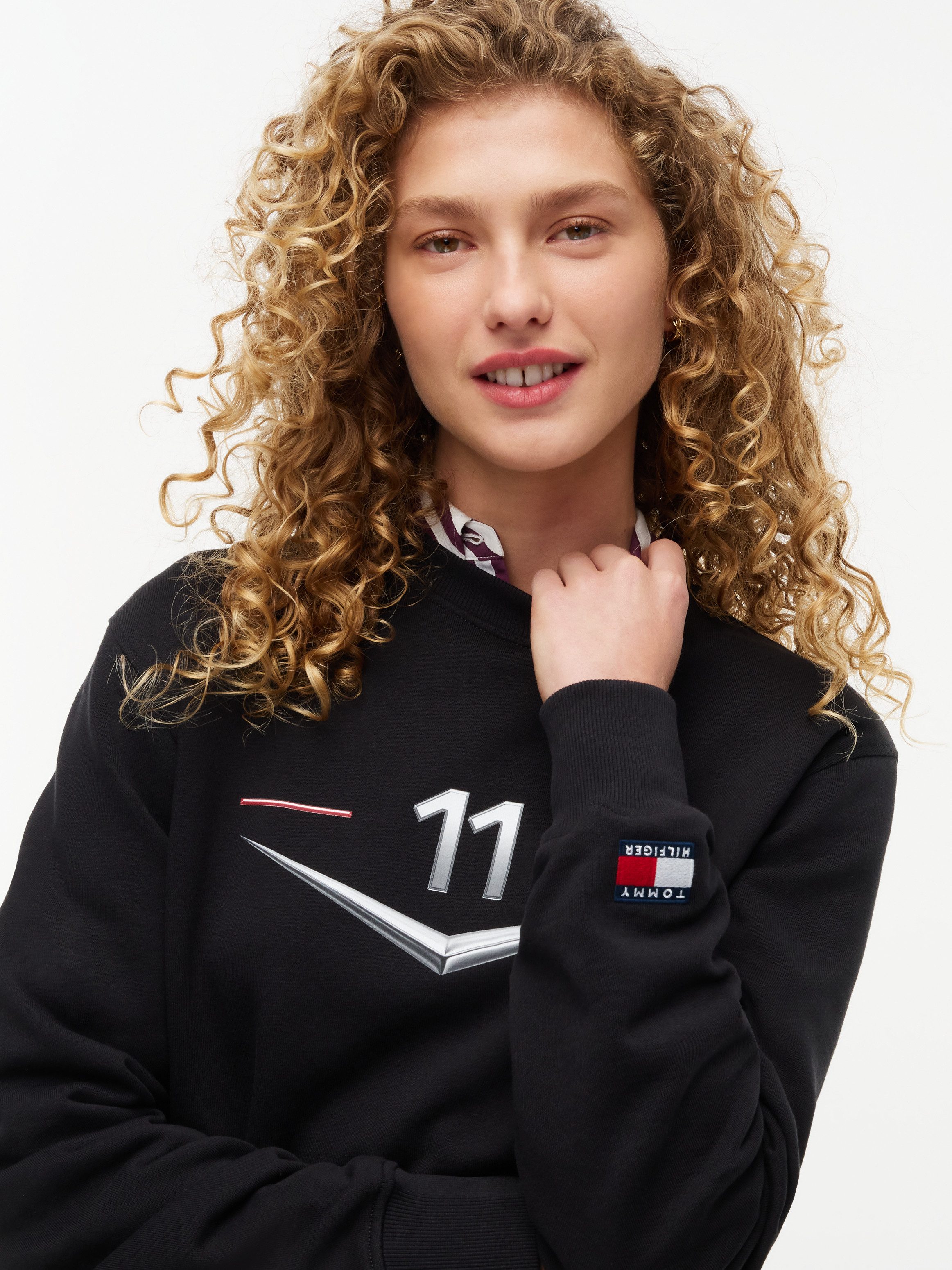 Tommy Hilfiger Sweatshirt TH x Cadillac Formula 1® Team DRIVERS CHEVRON aus Baumwolle, Unisex – Bild 5 von 5